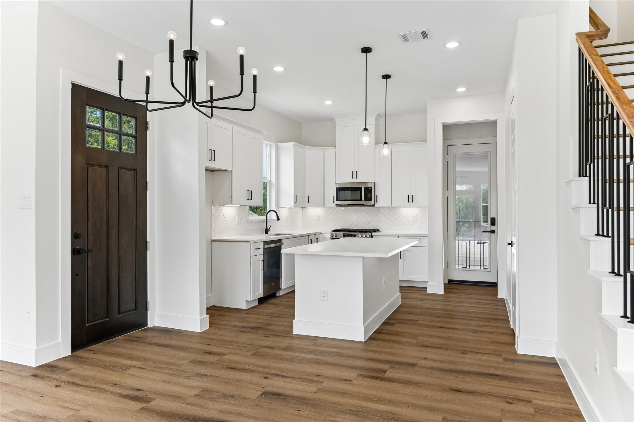 Inviting entry into the kitchen and living room. Inviting entry into the kitchen and living room.