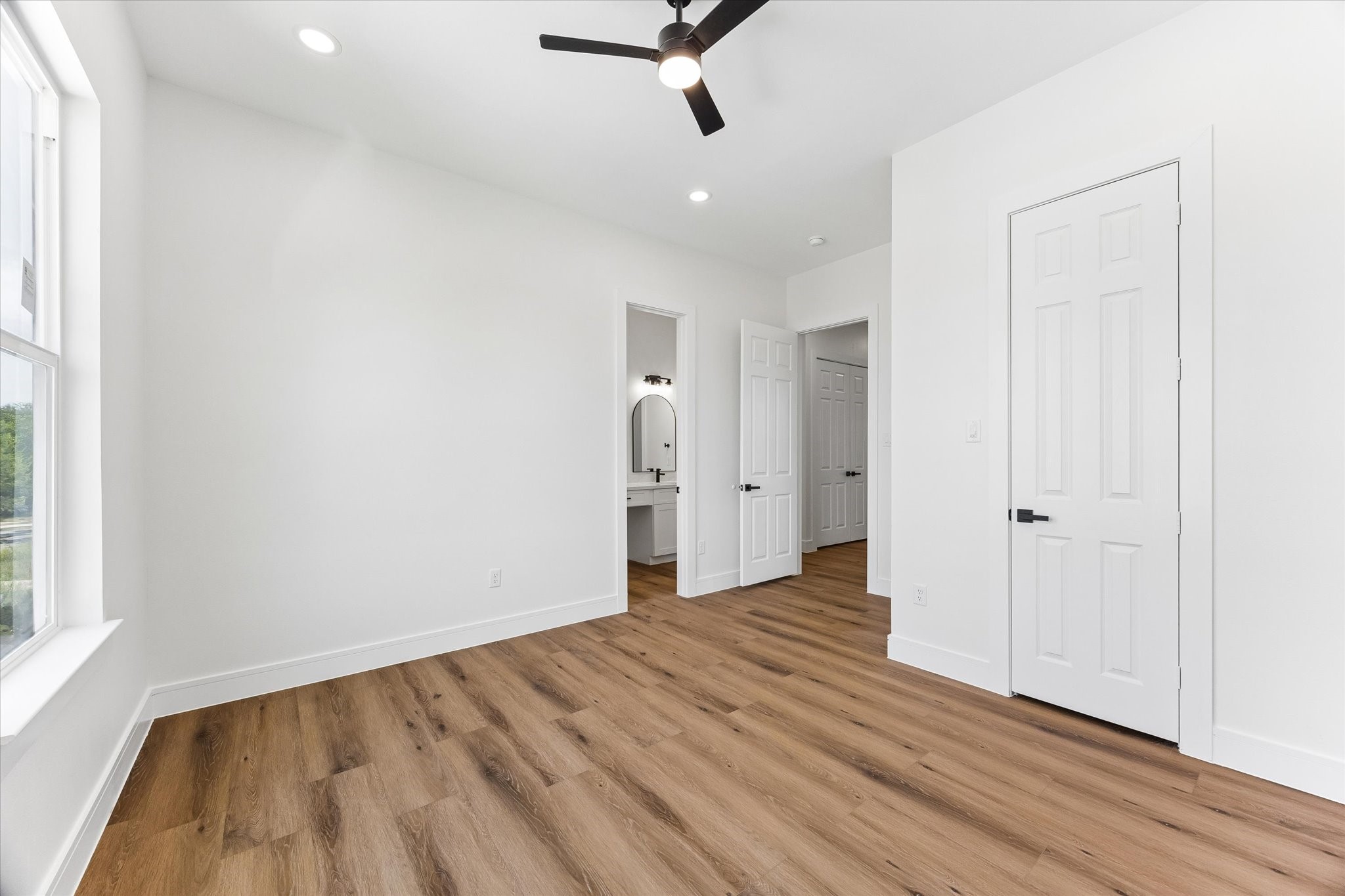 Guest room on the second floor with access to the secondary bathroom. Guest room on the second floor with access to the secondary bathroom.