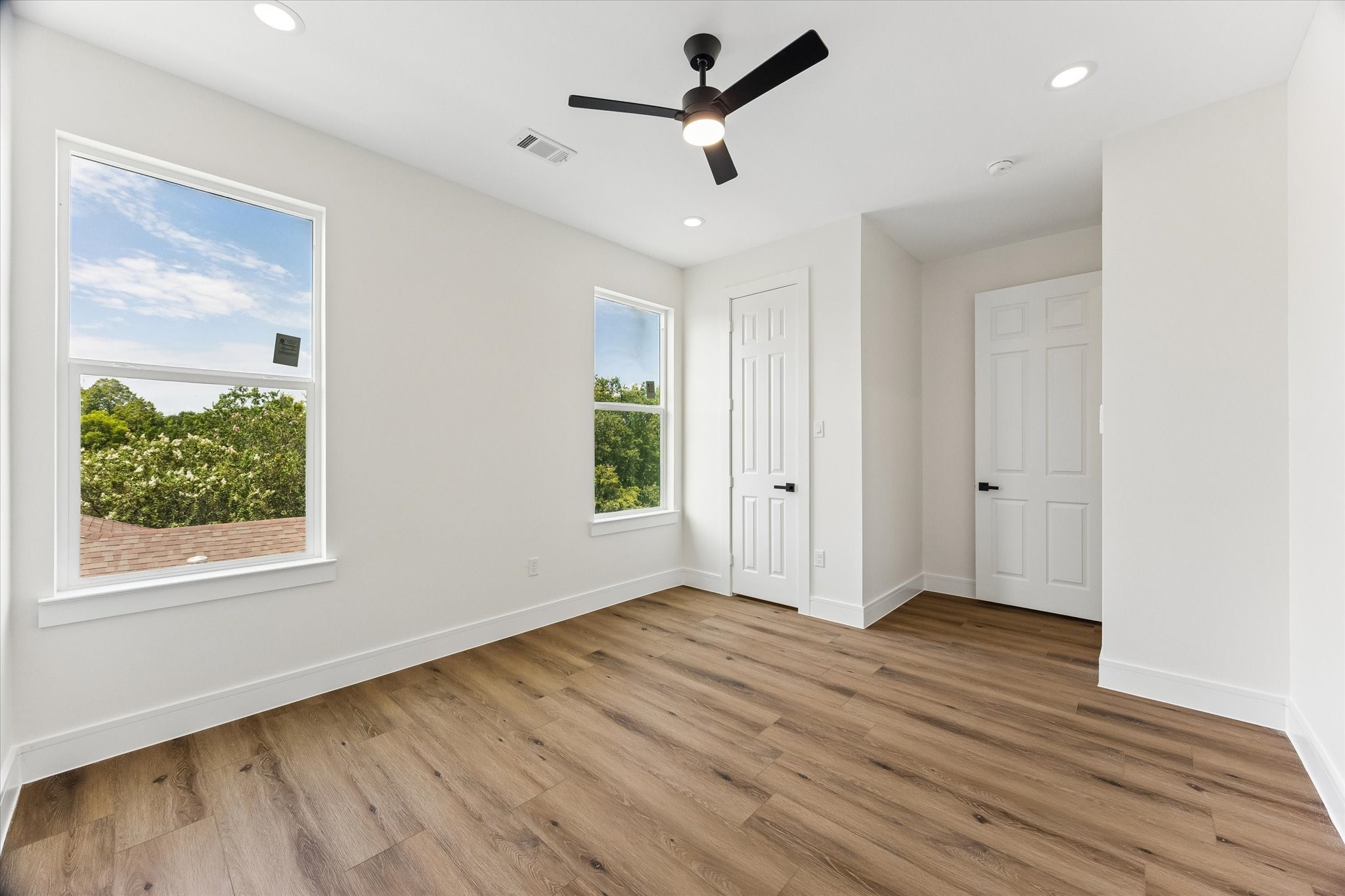 Guest room on the second floor offering large walk-in closet. Guest room on the second floor offering large walk-in closet.
