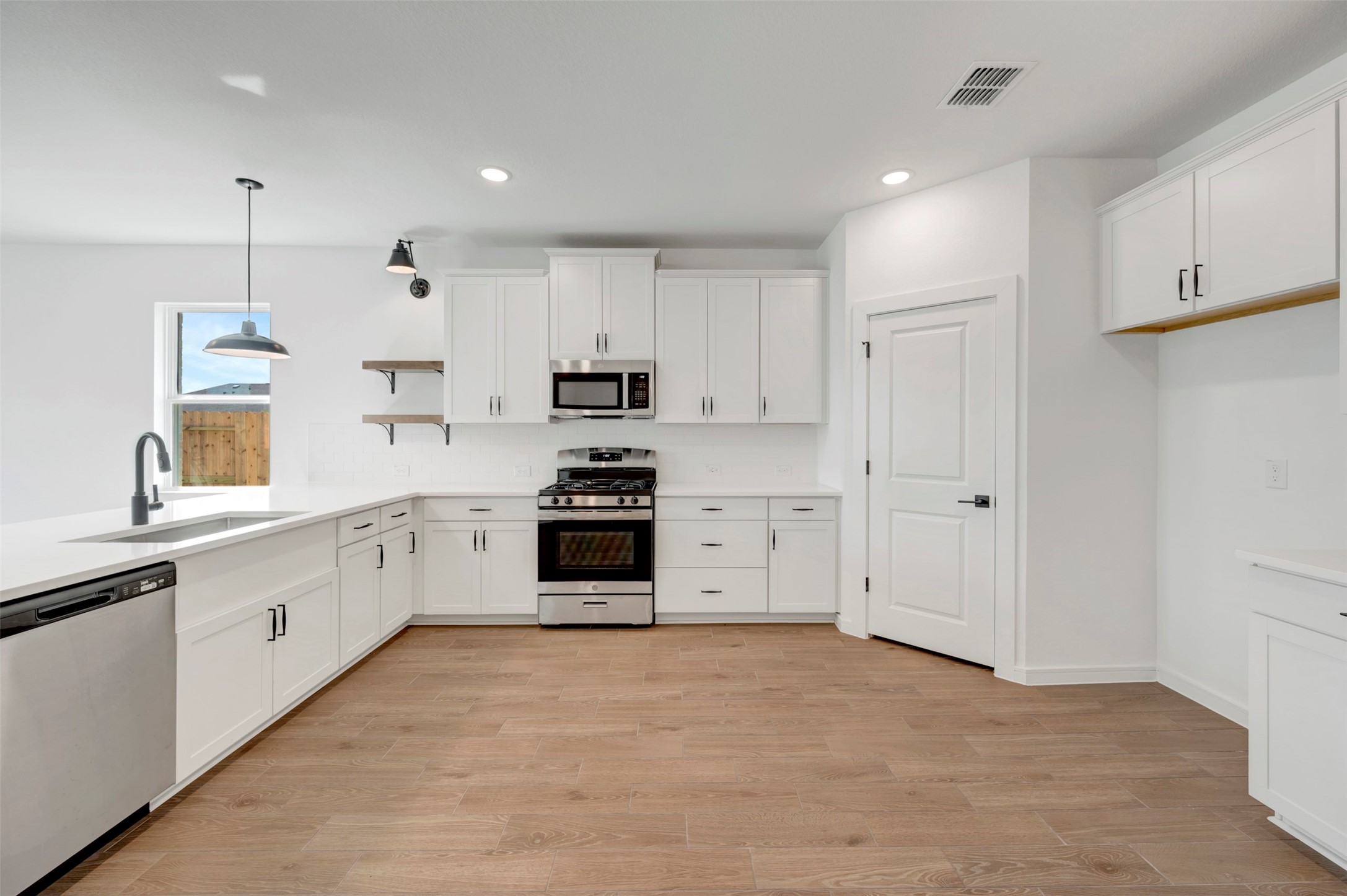 Lots of storage space in kitchen