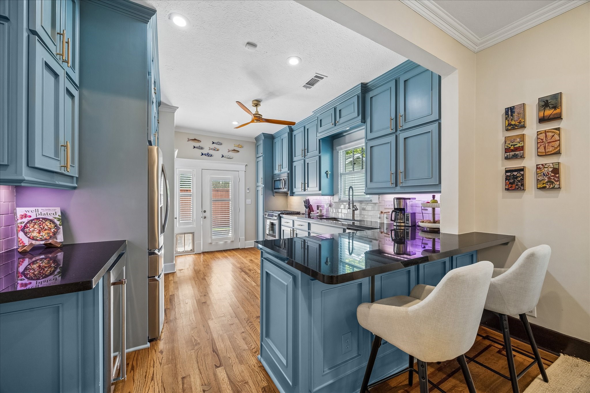 Chic breakfast bar
