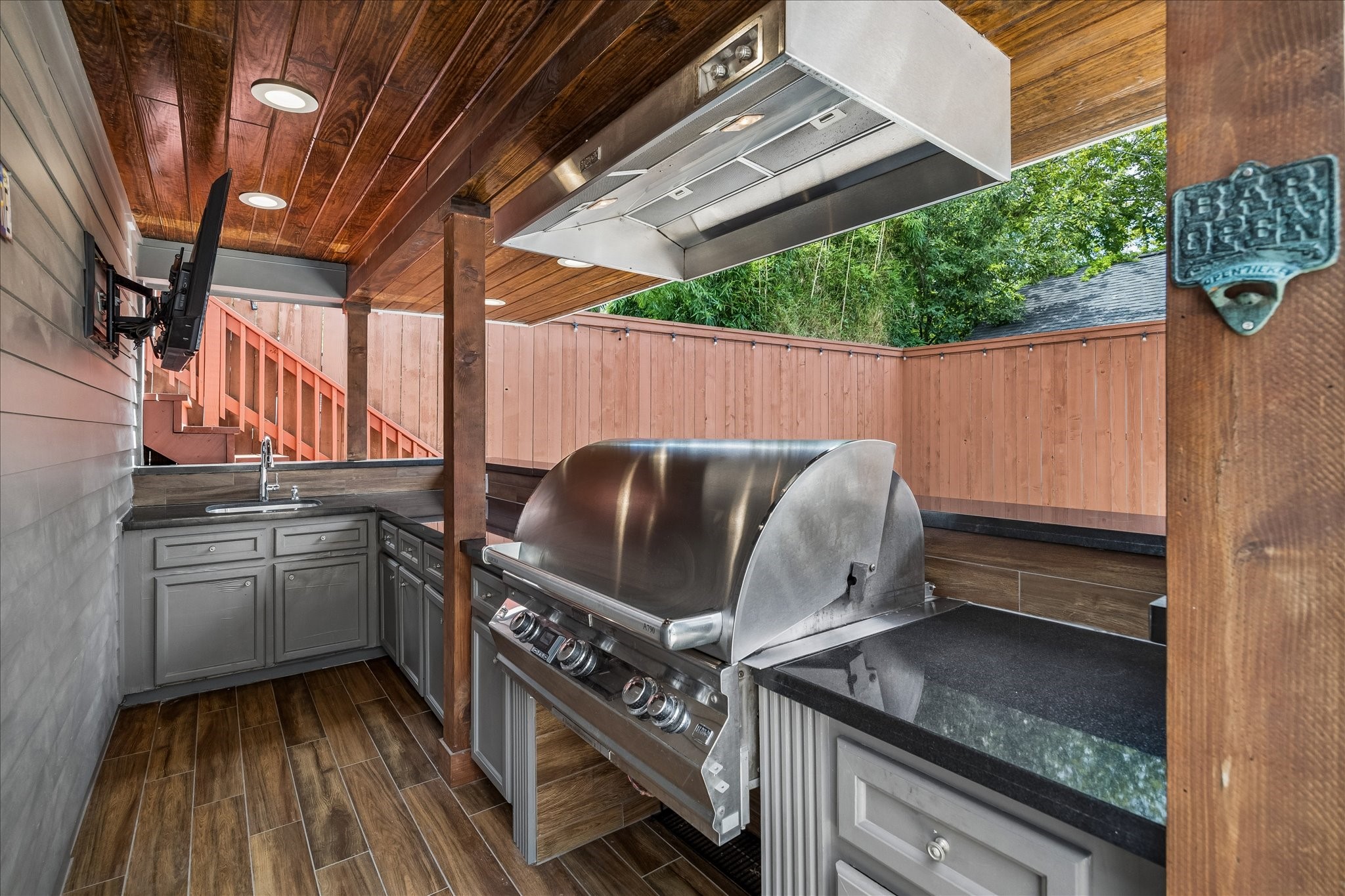 Ideal outdoor kitchen for effortless entertaining. Perfect for hosting BBQs!