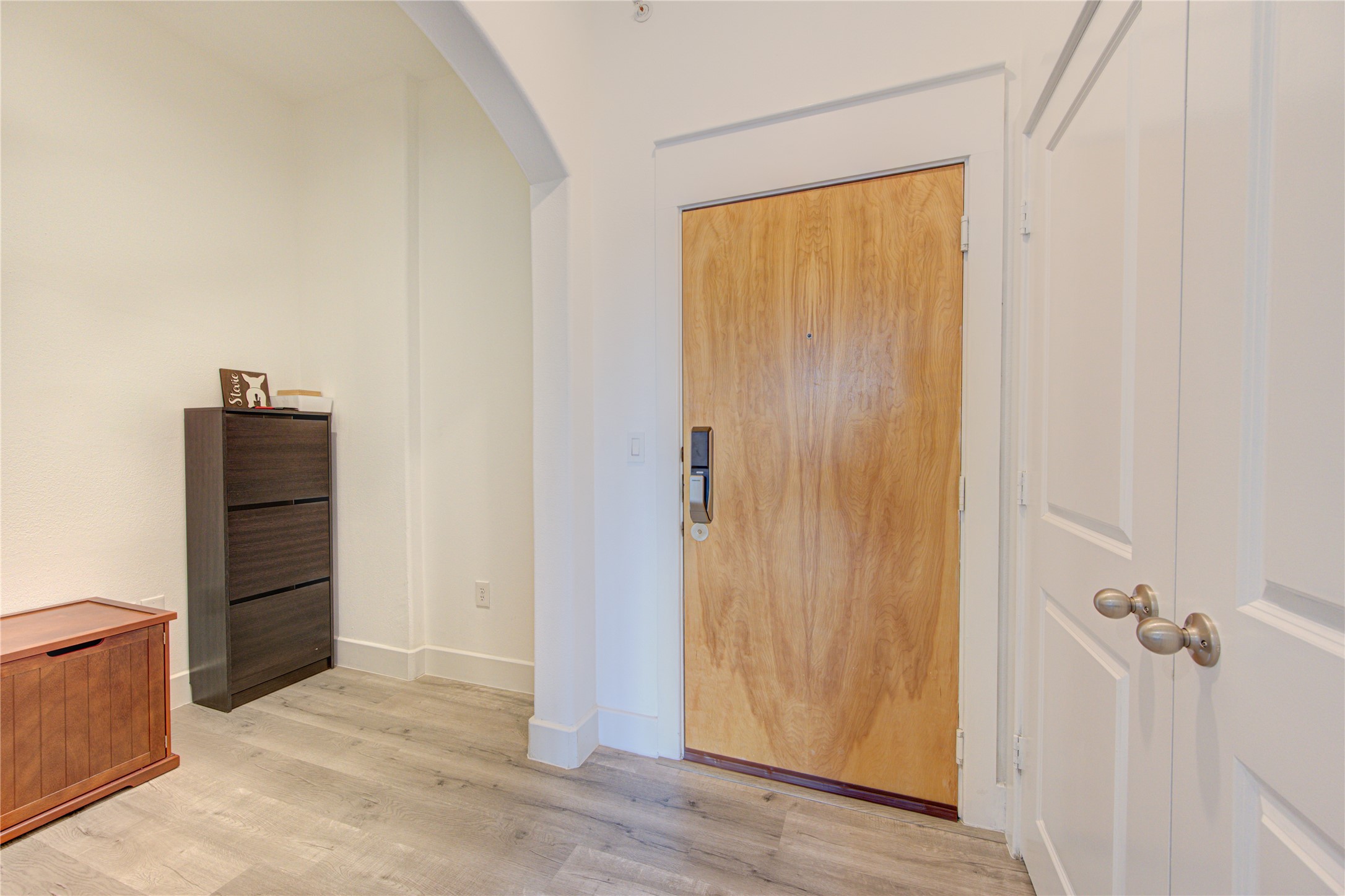 foyer, nook/office desk space