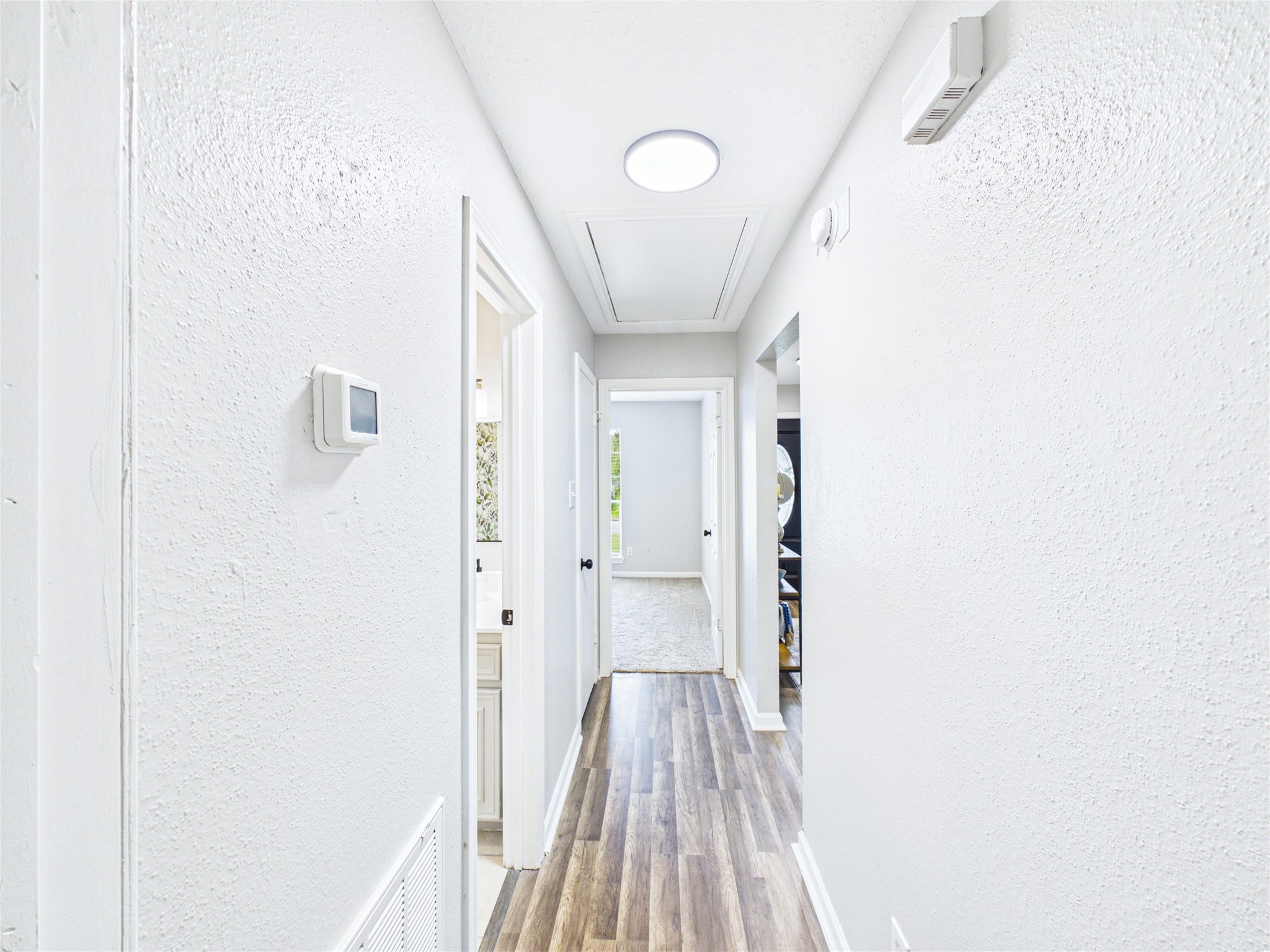 Hallway between both guest bedrooms with the guest bathroom in between the bedrooms.