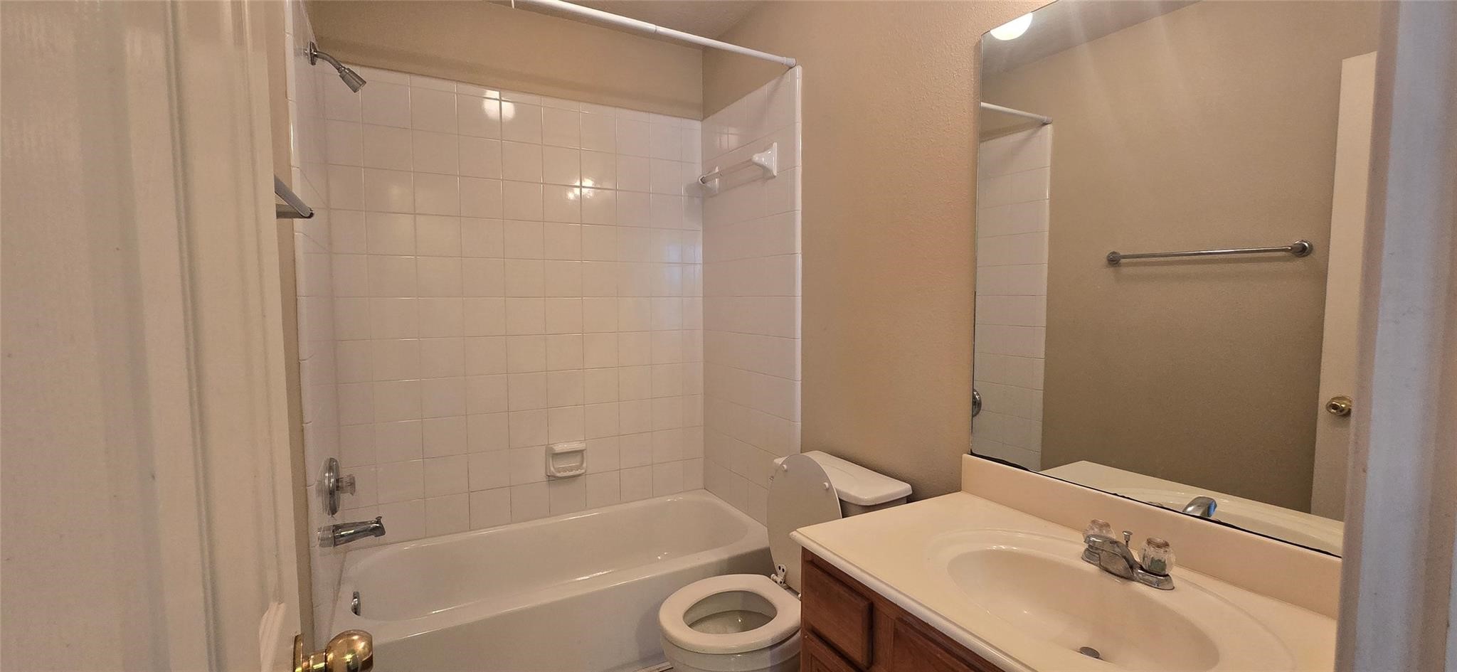 Full secondary bath upstairs.