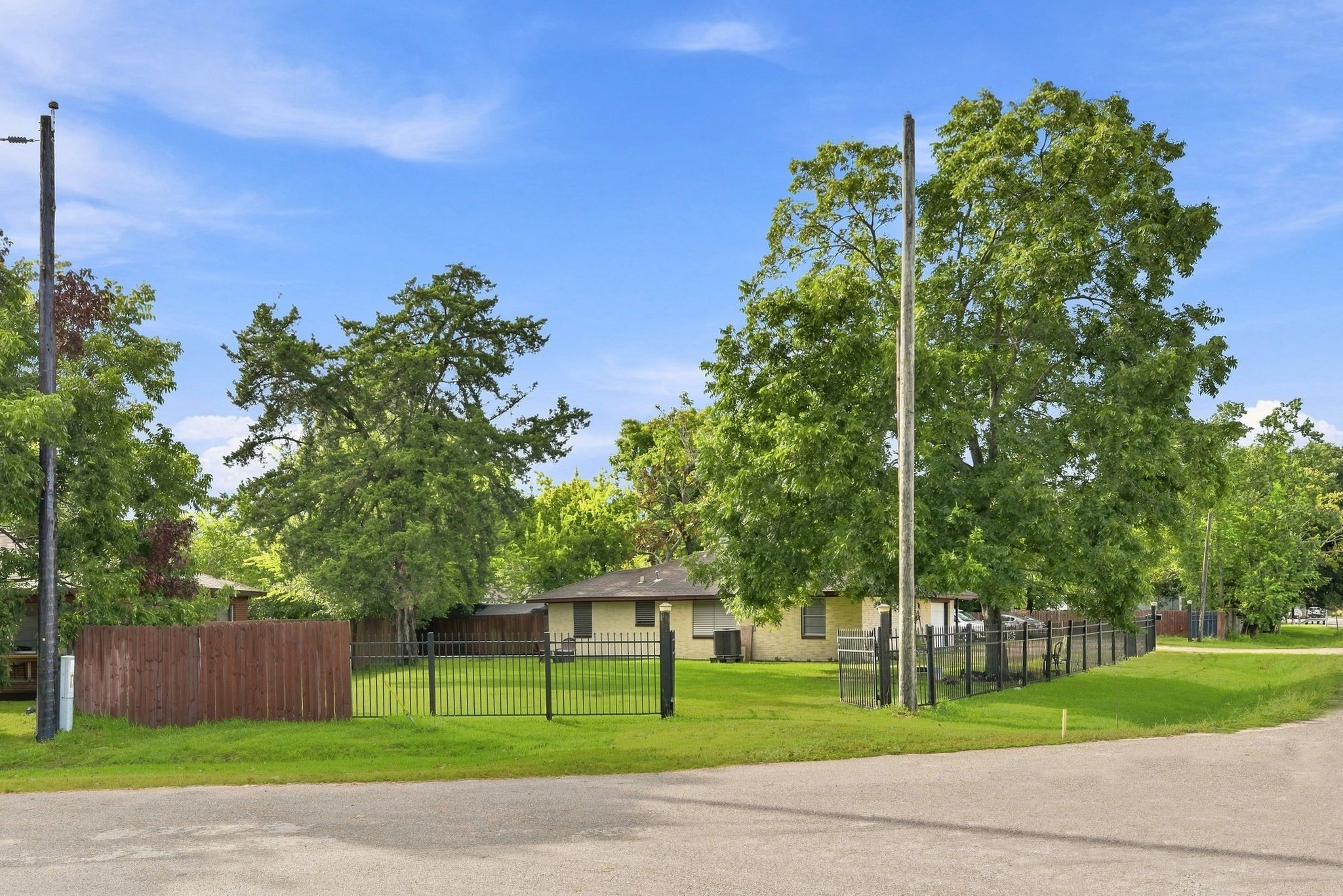 3910 DICKINSON Avenue, Dickinson, TX 77539