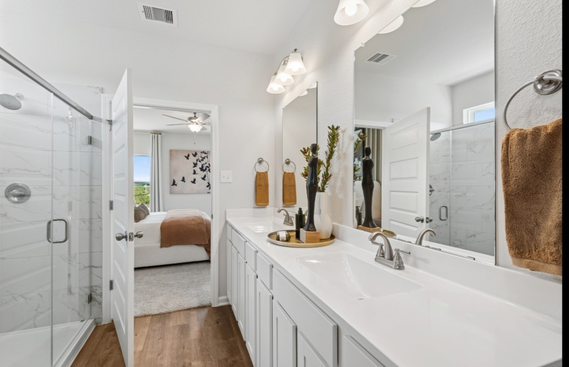 This image of the owners bath is staged to be used for illustration purposes only.