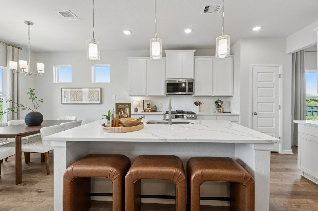 This image of the kitchen is staged to be used for illustration purposes only.