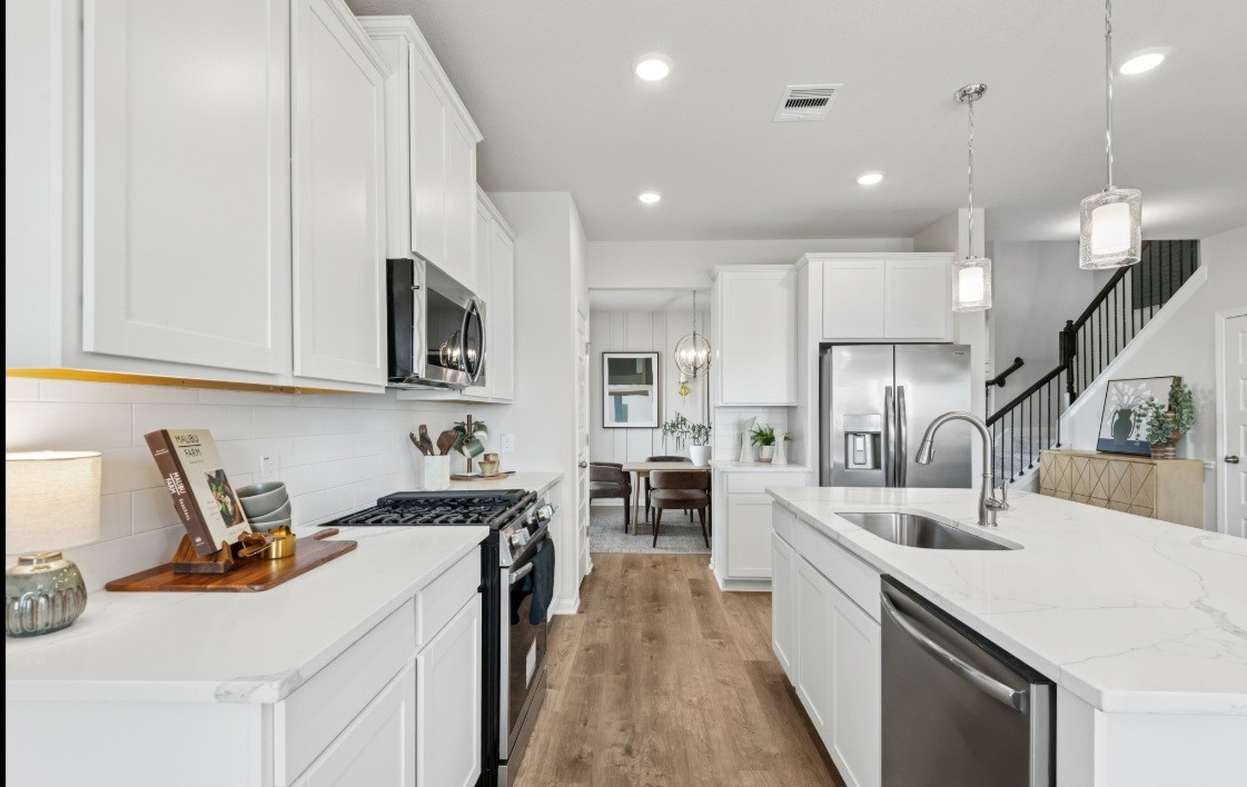 This image of the kitchen is staged to be used for illustration purposes only.