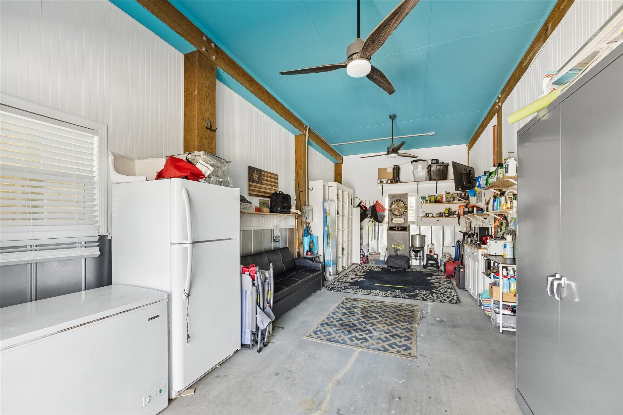 Spacious multi purpose room with high ceilings, and modern ceiling fans, perfect for entertaining.