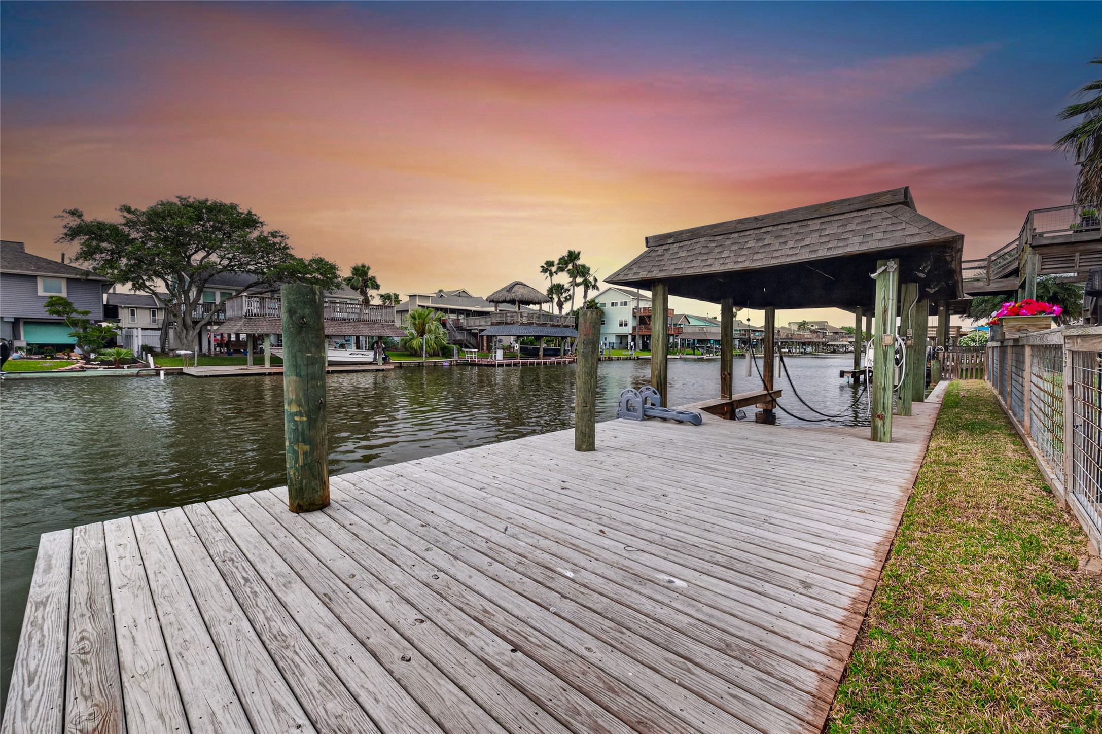 Fish from your dock! Updated Boat house with sling!