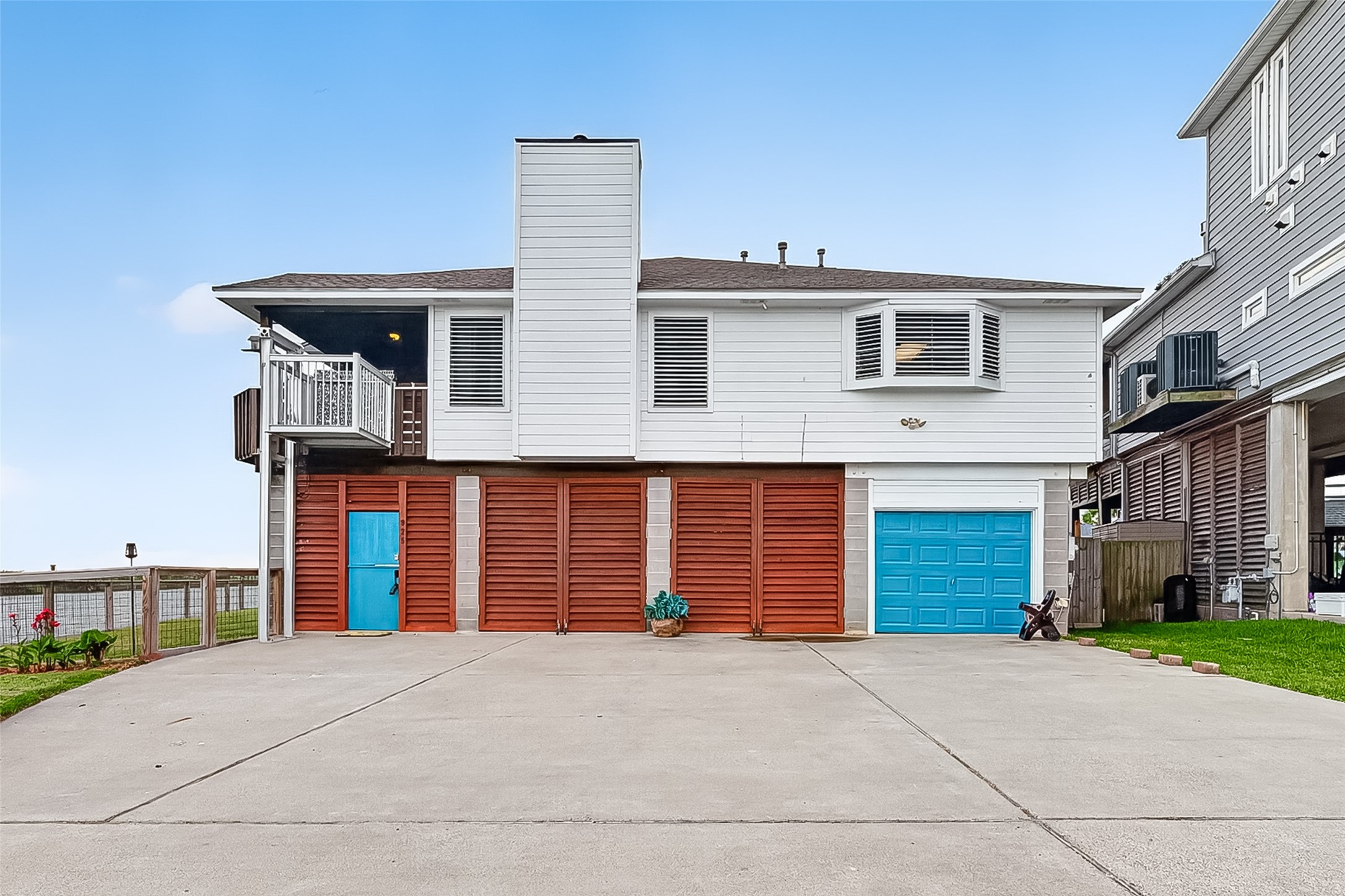 Wonderful updated home on end point! Plenty of privacy with no neighbors on 3 sides! Two car garage with two sets of louvers that open to provide more covered-off street parking!