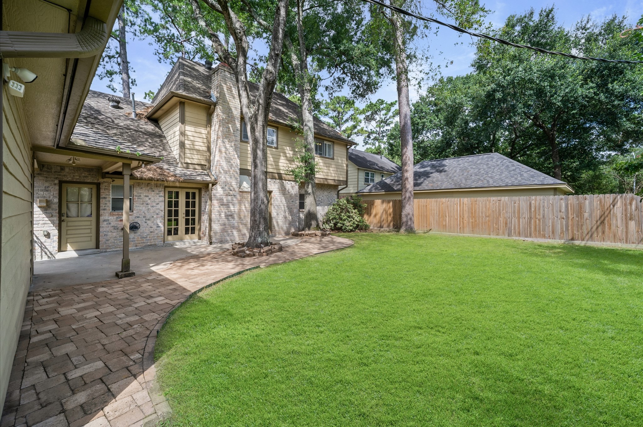 Another view of this great sized back yard.