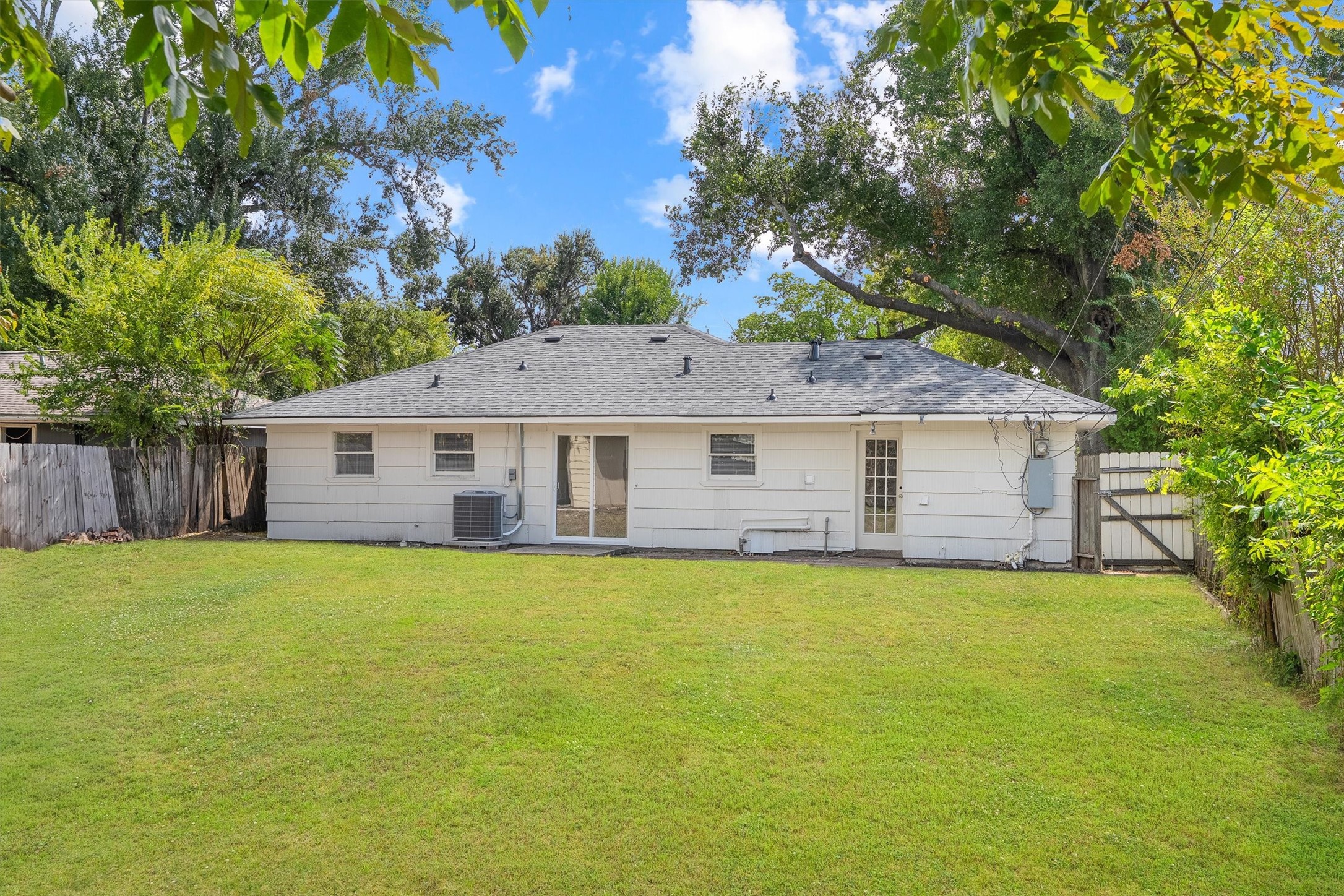 Great single-story home with a spacious backyard, perfect for outdoor activities and relaxation, surrounded by mature trees for added privacy.