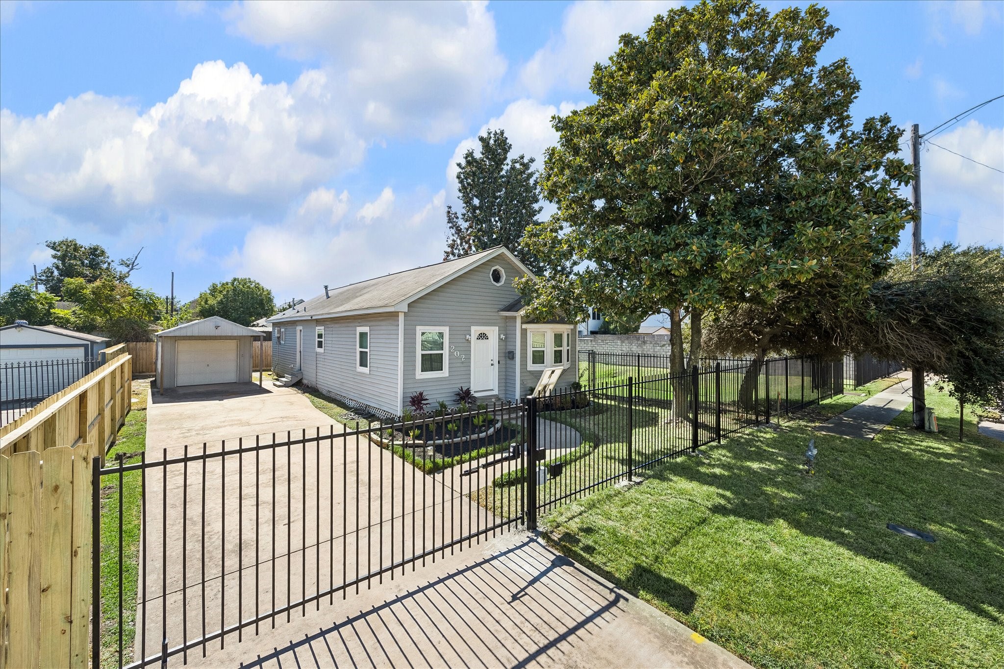 202 E 34th Street, Houston, TX 77018 202 E 34th Street, Houston, TX 77018