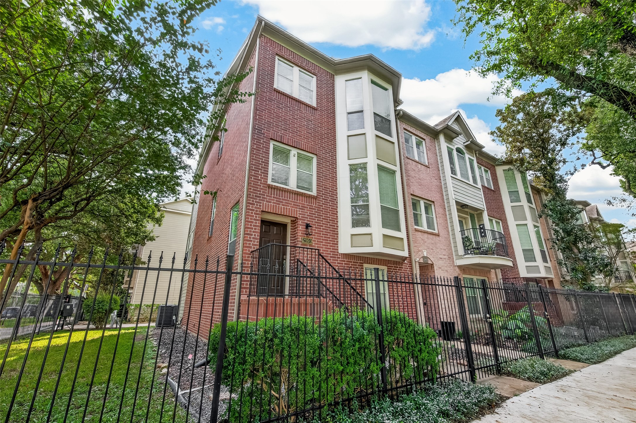Imagine coming home to this charming Midtown townhome, with a gated yard and green space that give you a little outdoor retreat right outside your door. Imagine coming home to this charming Midtown townhome, with a gated yard and green space that give you a little outdoor retreat right outside your door.