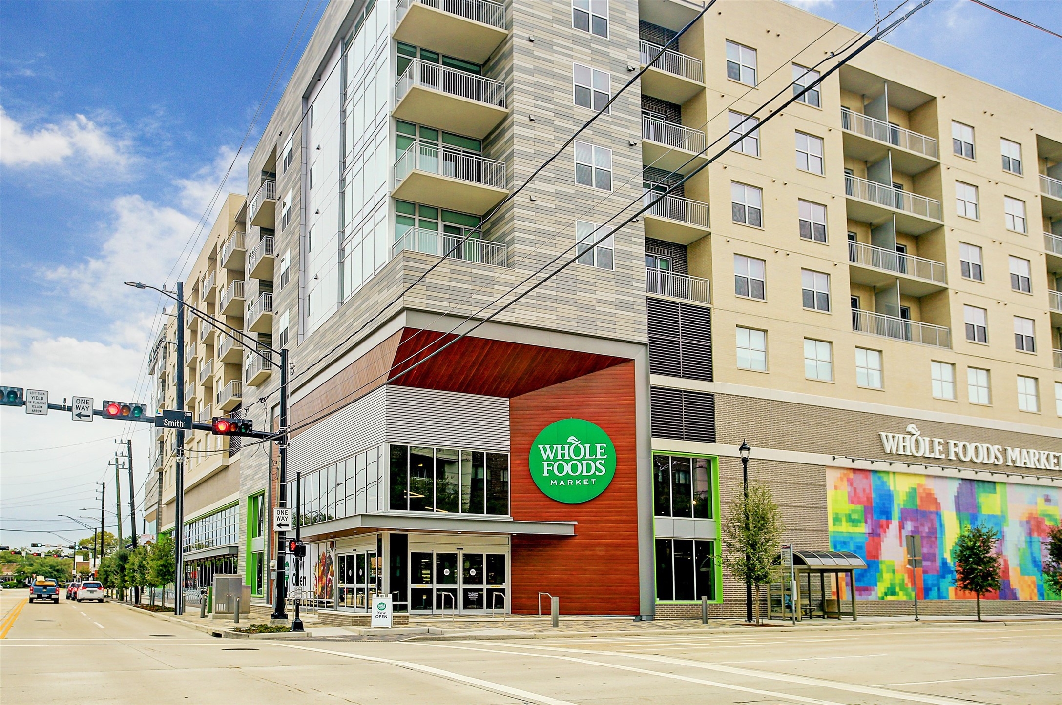 Midtown convenience is all around you, with Whole Foods, local shops, and everyday essentials just steps away.
