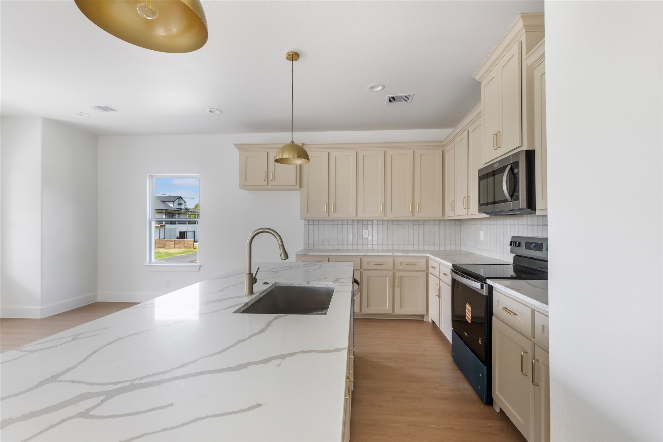 Large island with elegant quartz countertops. Large island with elegant quartz countertops.