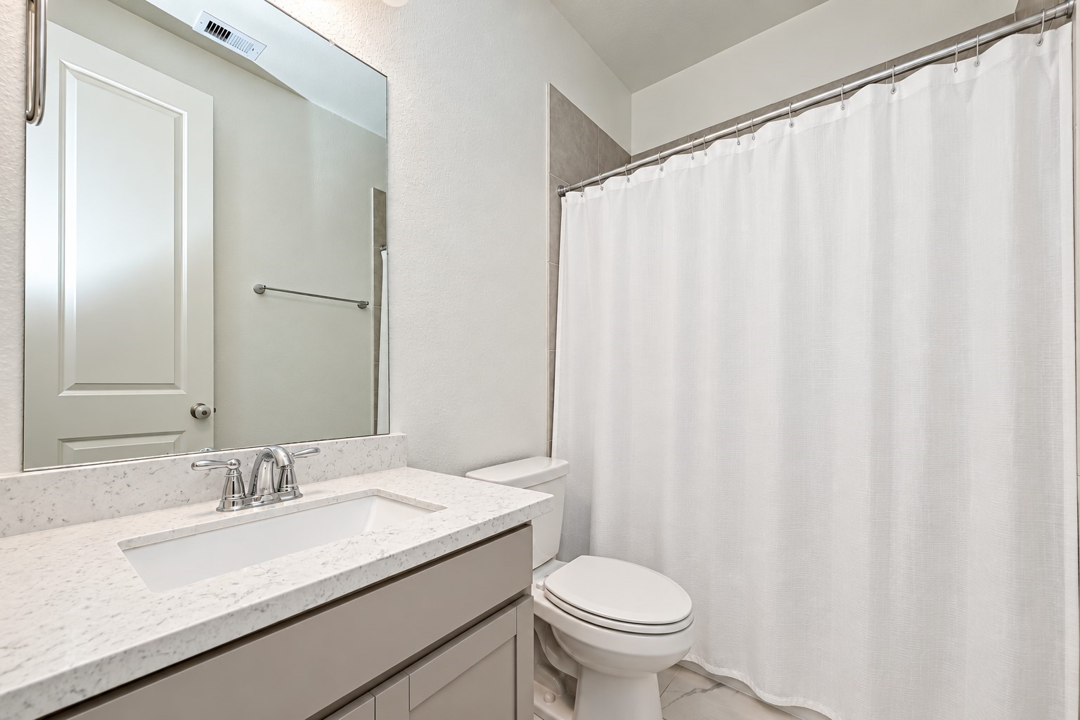 3rd bathroom, tub/shower combo