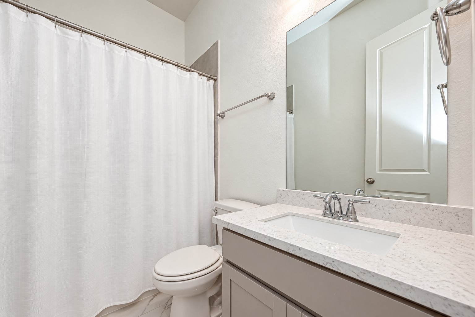 2nd Bathroom with shower/tub combo