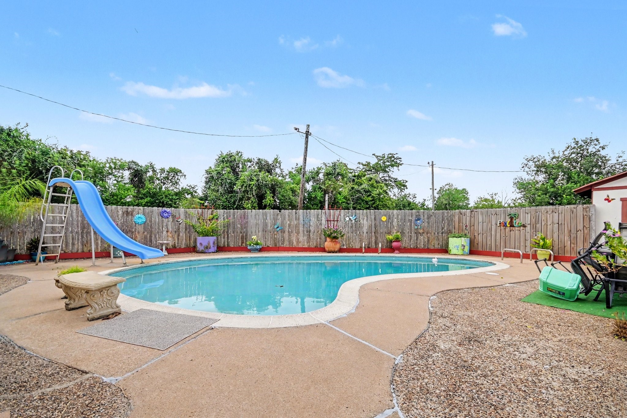 Stunning well maintained pool