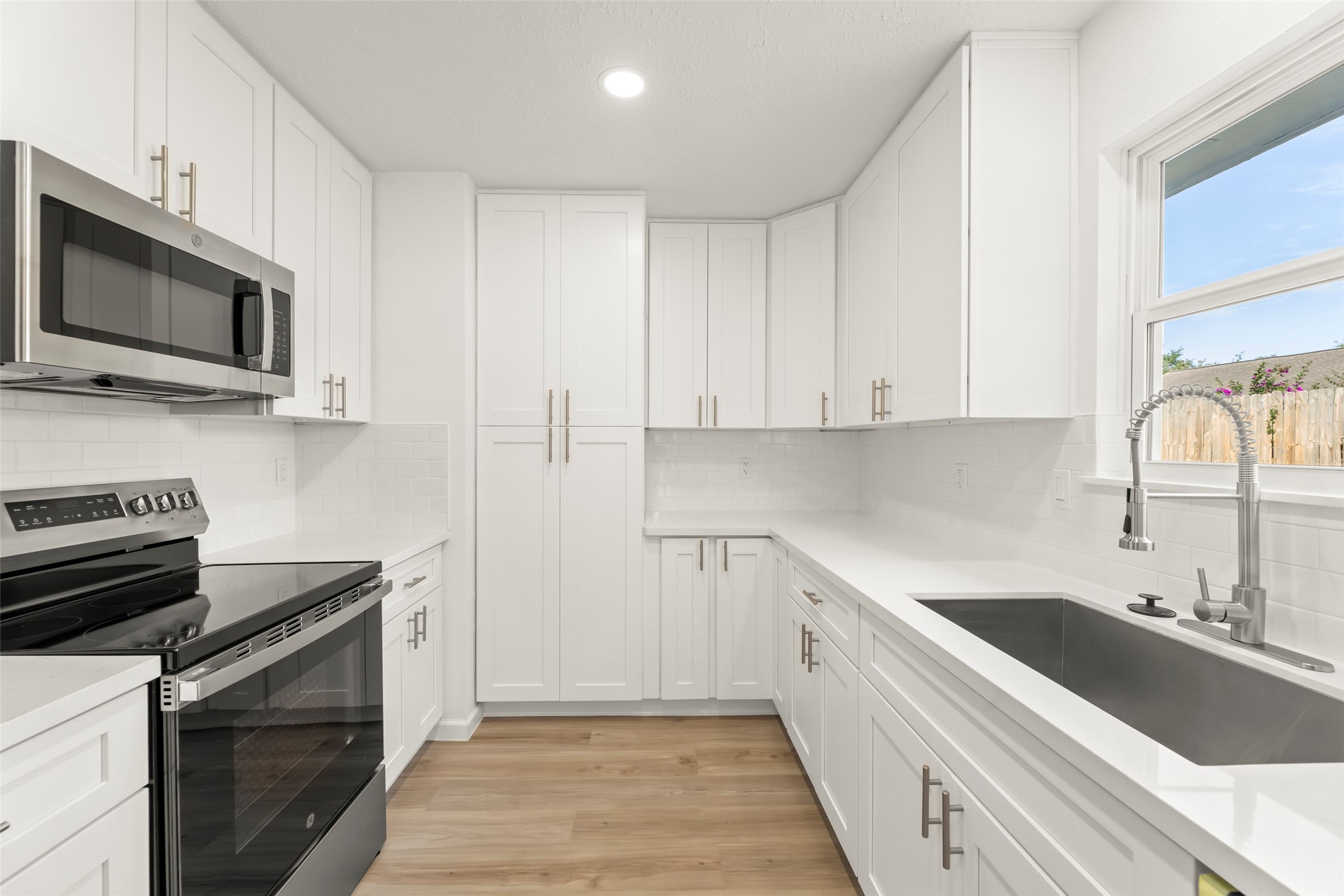 Kitchen - to the ceiling cabinetry Kitchen - to the ceiling cabinetry