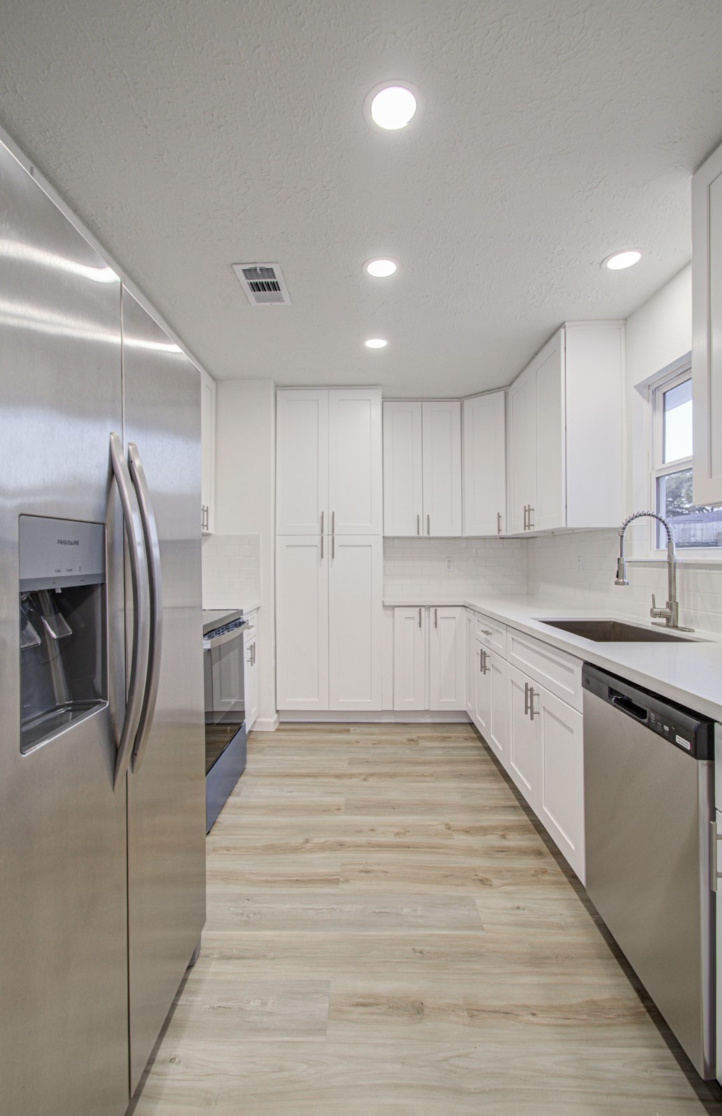 Kitchen - high-capacity refrigerator included!
