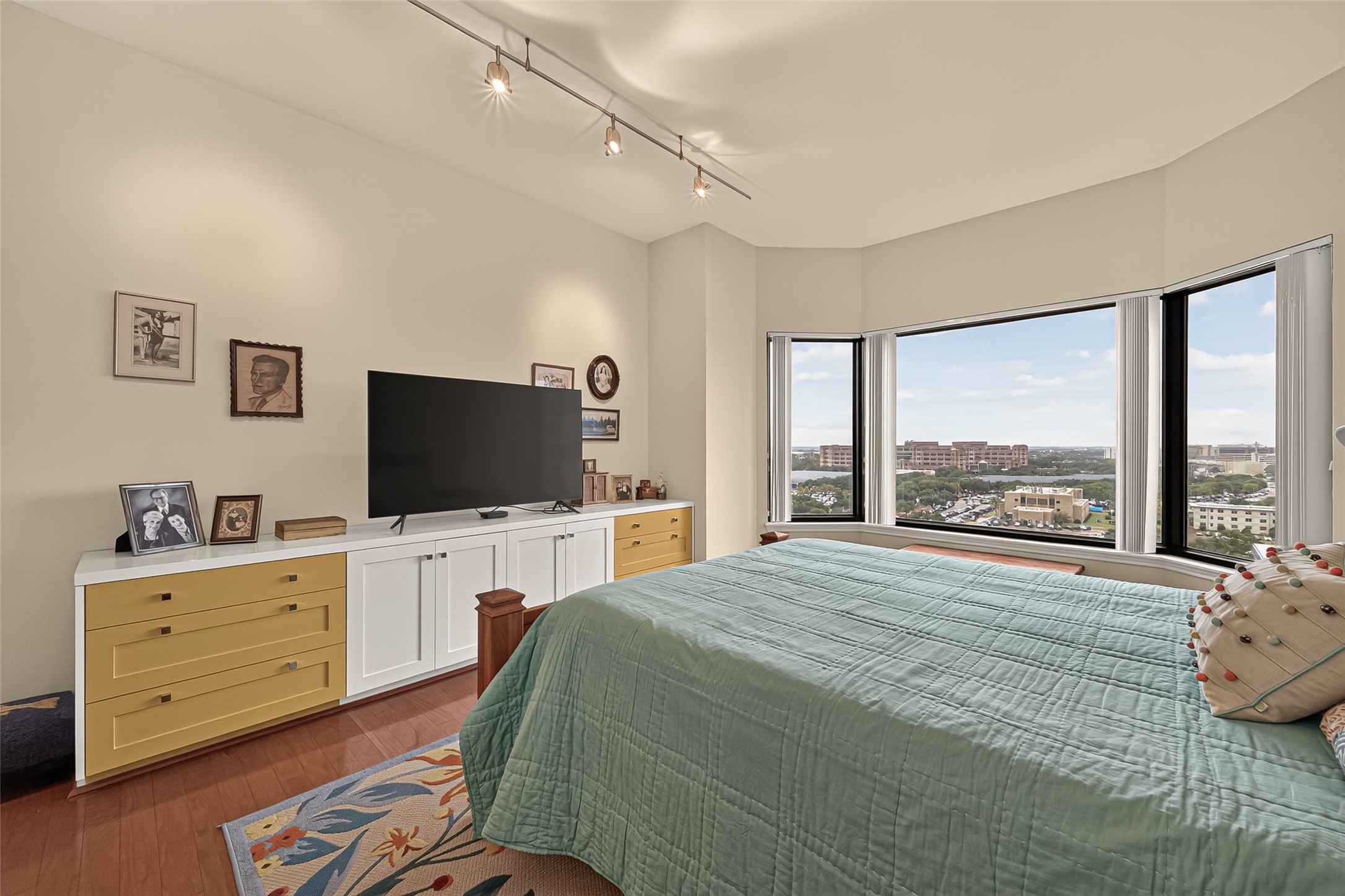 lots of built in storage, great views