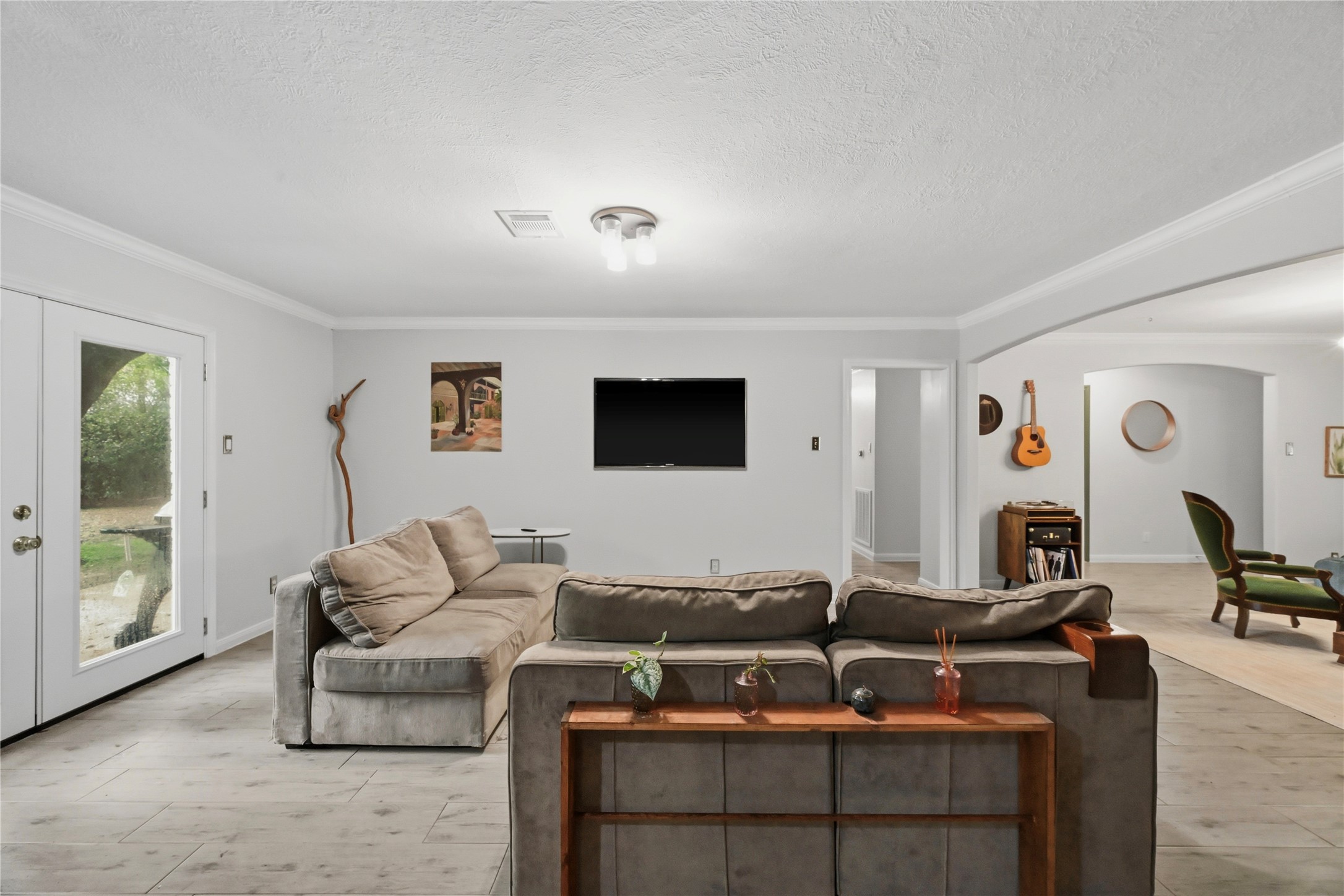Cozy yet elegant living room with plenty of seating space