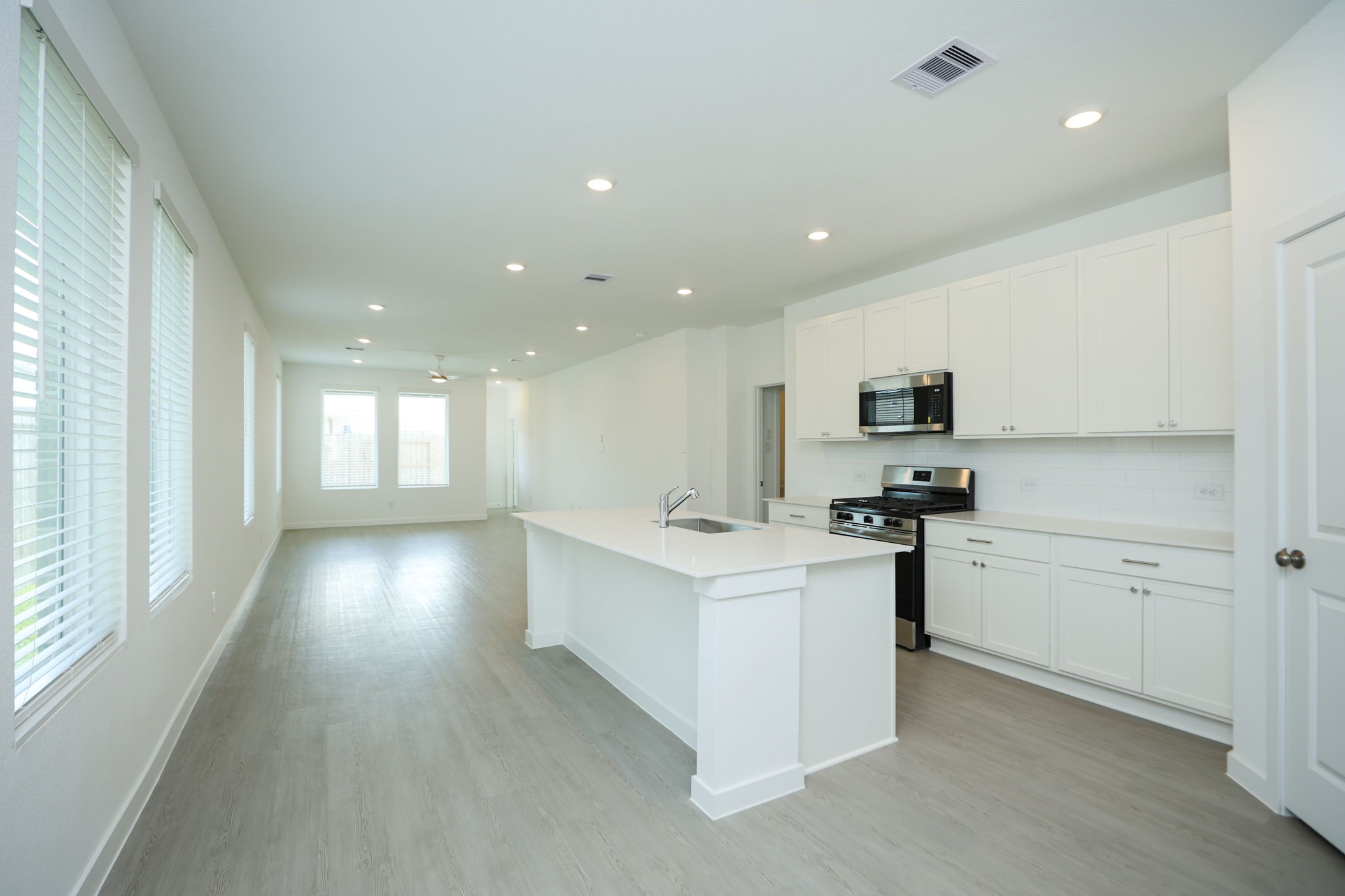 Beautiful, spacious kitchen. Pretty knobs and pulls on the cabinets