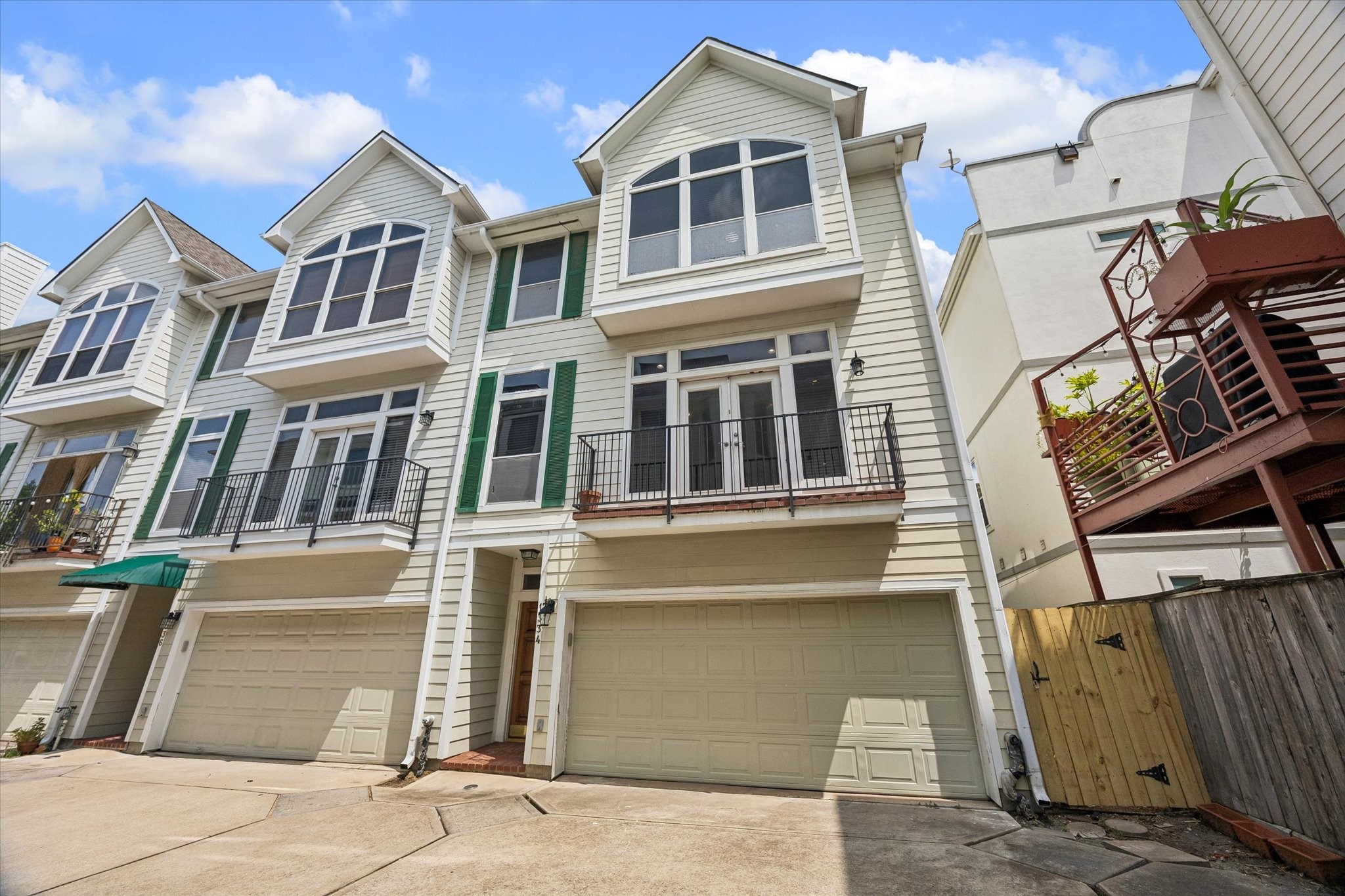WELCOME HOME! End-unit townhome at end of shared-driveway allows this unit to be better insulated from the street!