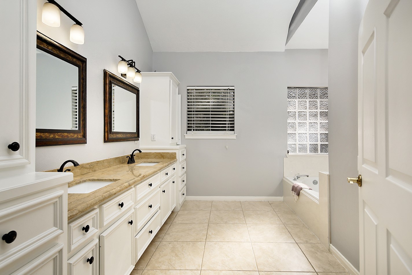 44 Lake Forest Circle, Conroe, TX 77384