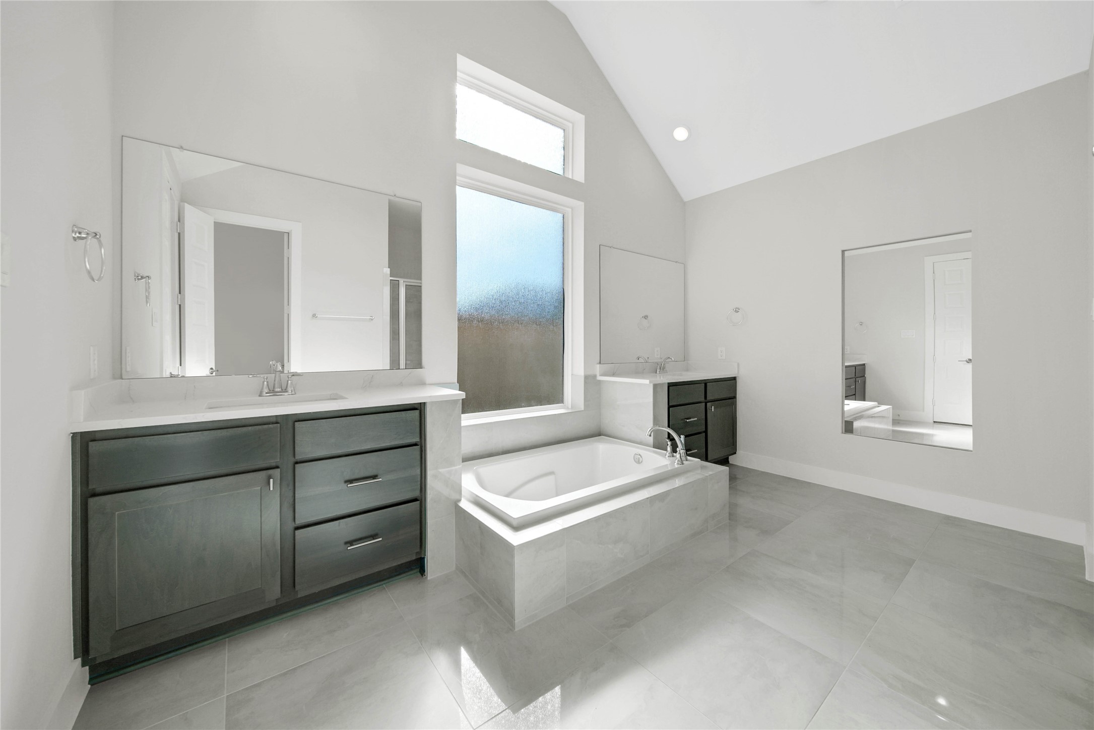 Features Vaulted Ceilings