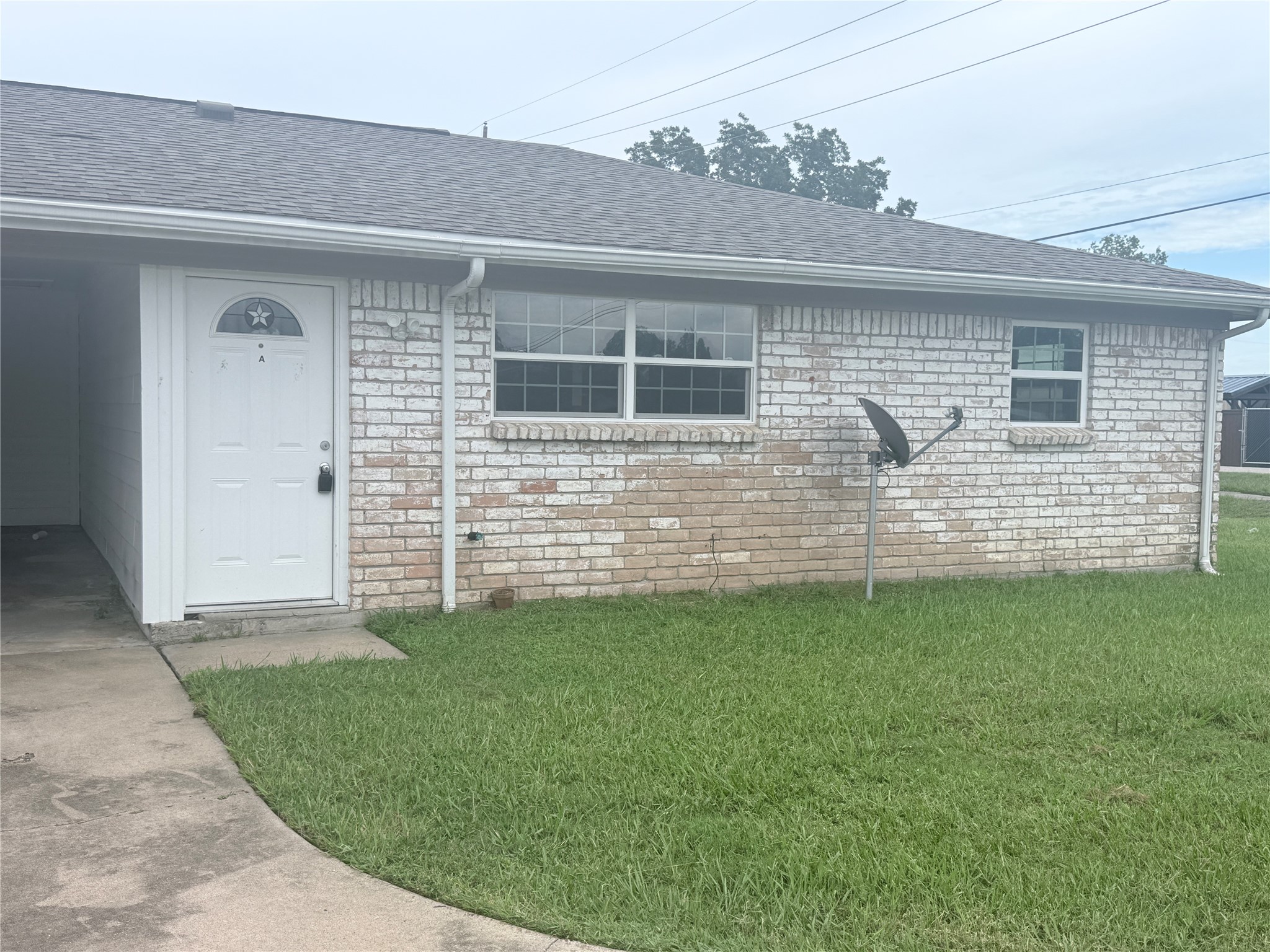 Prime road-front Unit A is currently vacant, offering the perfect opportunity to lease or call it your home! Prime road-front Unit A is currently vacant, offering the perfect opportunity to lease or call it your home!