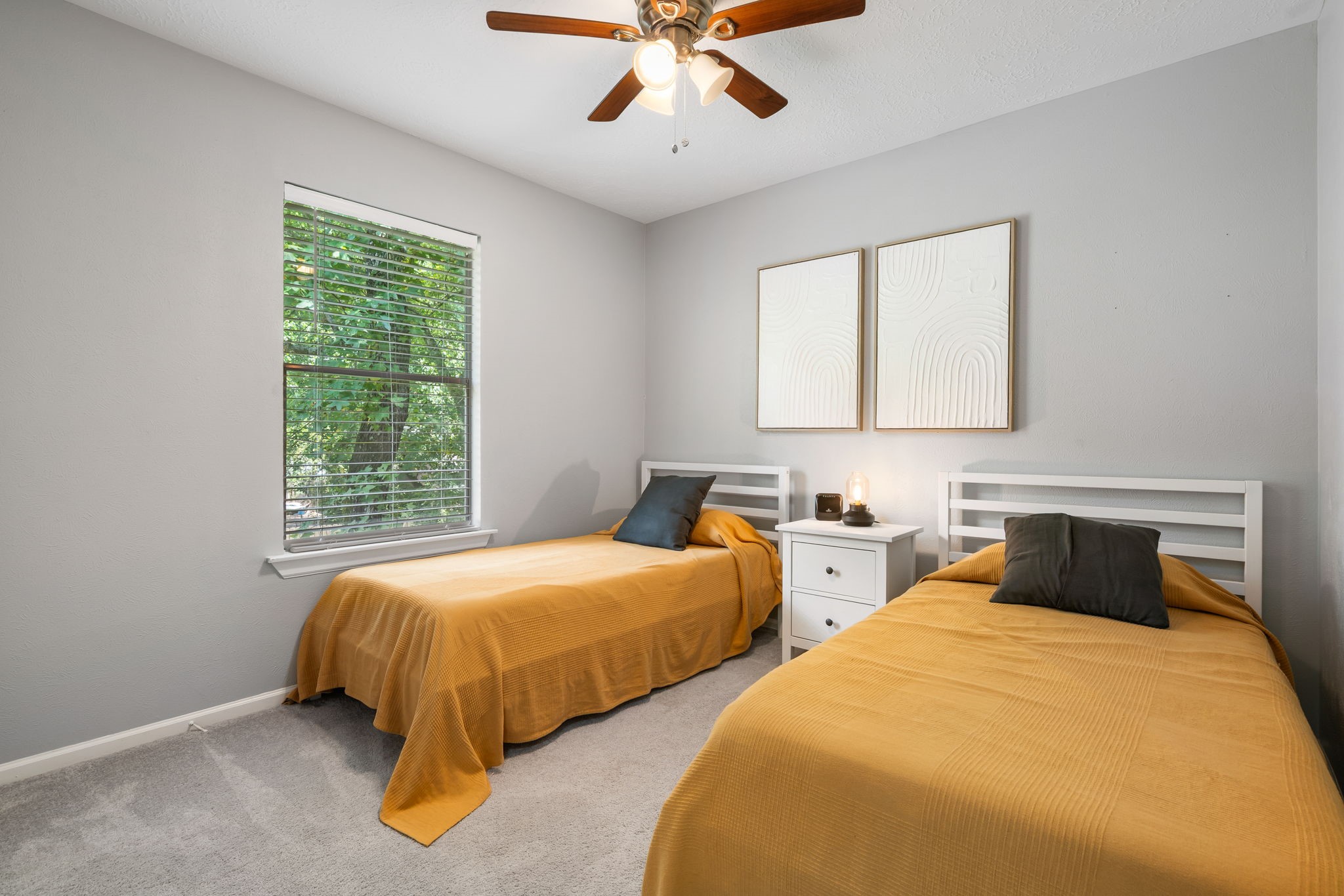 Third bedroom with two twin beds