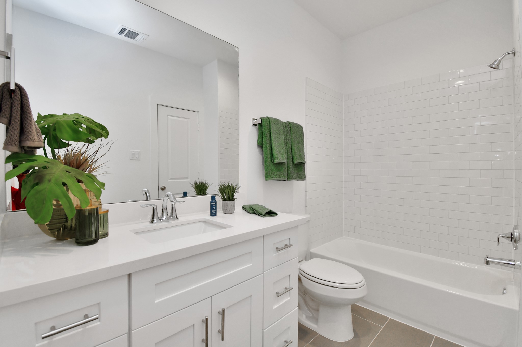 Full bathroom #2