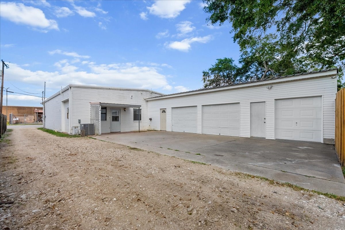 BACKYARD TO THE RESIDENCE