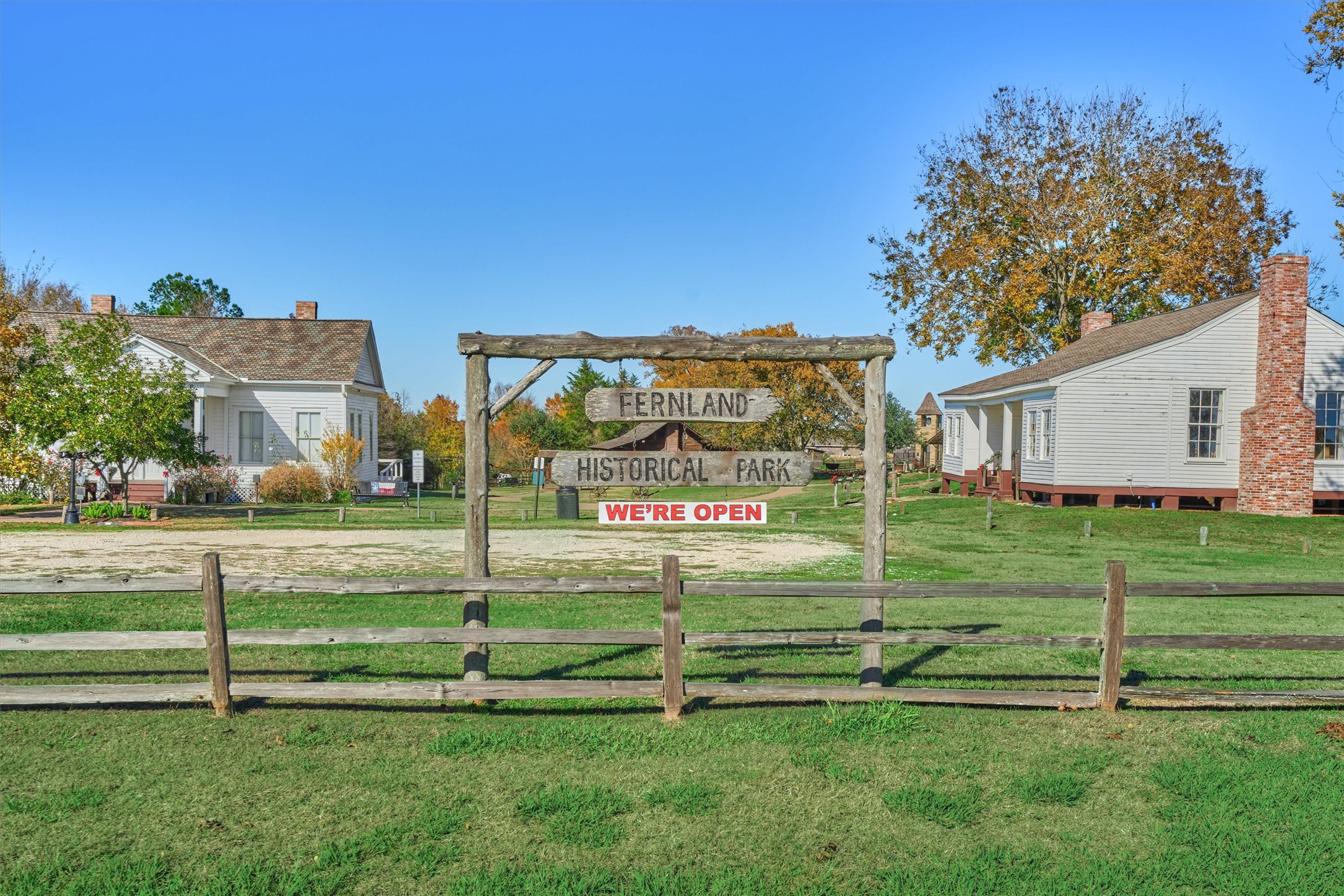 The Fernland Historical Park is also within walking distance.