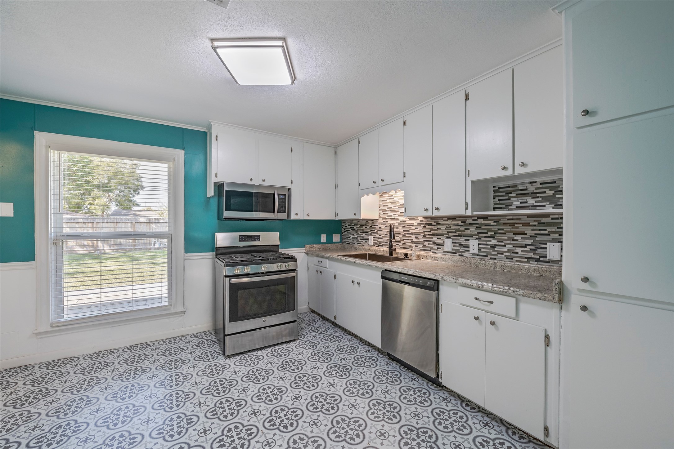 1810 3rd Avenue N, Texas City, TX 77590