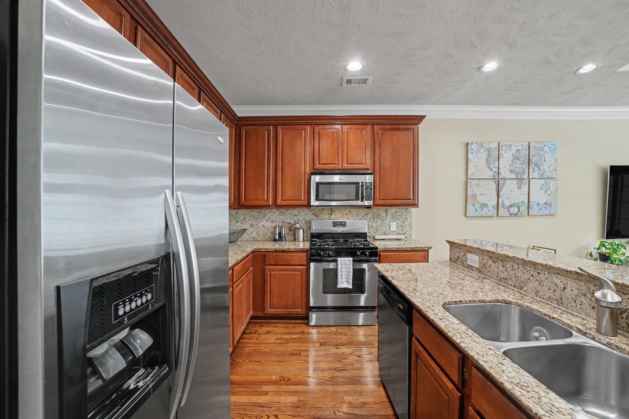 Everything you need in this functional kitchen Everything you need in this functional kitchen