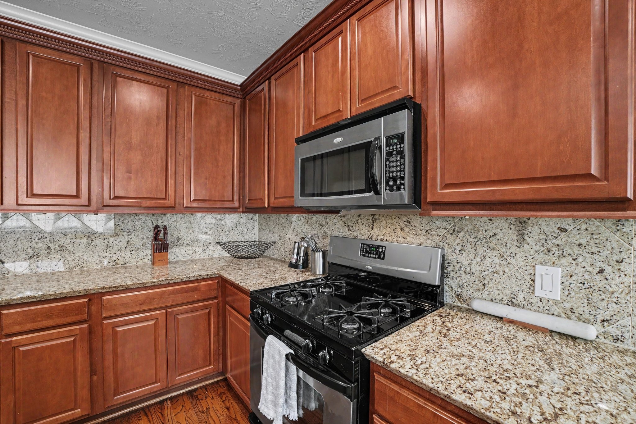 Kitchen has granite countertops, stainless appliances and plenty of cabinets. Built in microwave and gas cooking. Kitchen has granite countertops, stainless appliances and plenty of cabinets. Built in microwave and gas cooking.