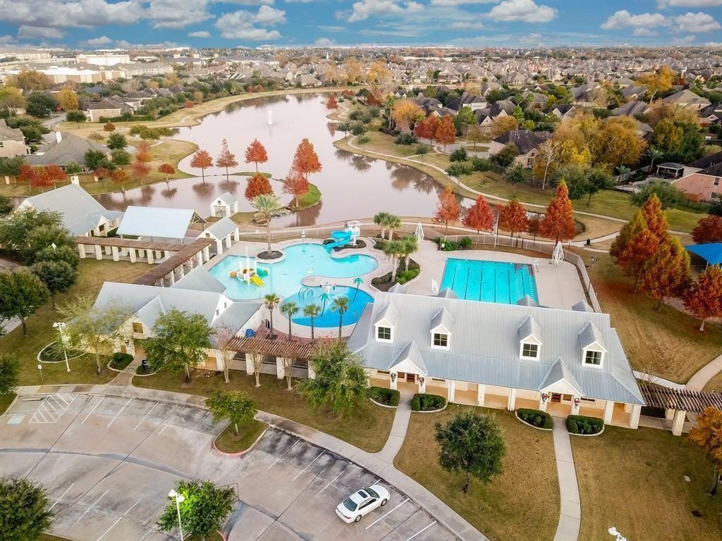 If youre looking for a quiet and relaxed atmosphere without leaving the conveniences of the big city, this is a great choice with Long Meadow Farms! Its just a quick commute to Houston for work, fun, and education and holds its own abundance of entertainment and opportunities as well!
