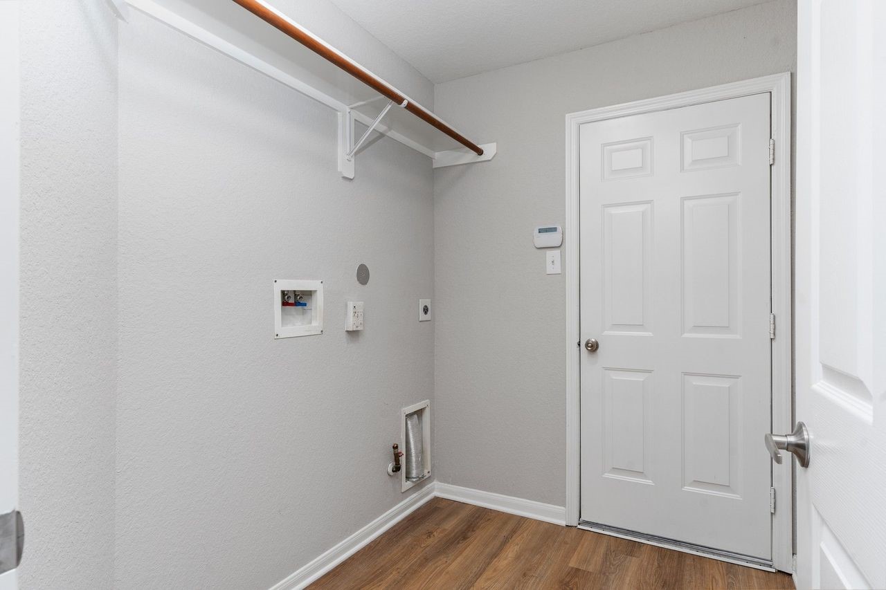 Large Laundry Room with Gas or Electrical Outlet for your Dryer!