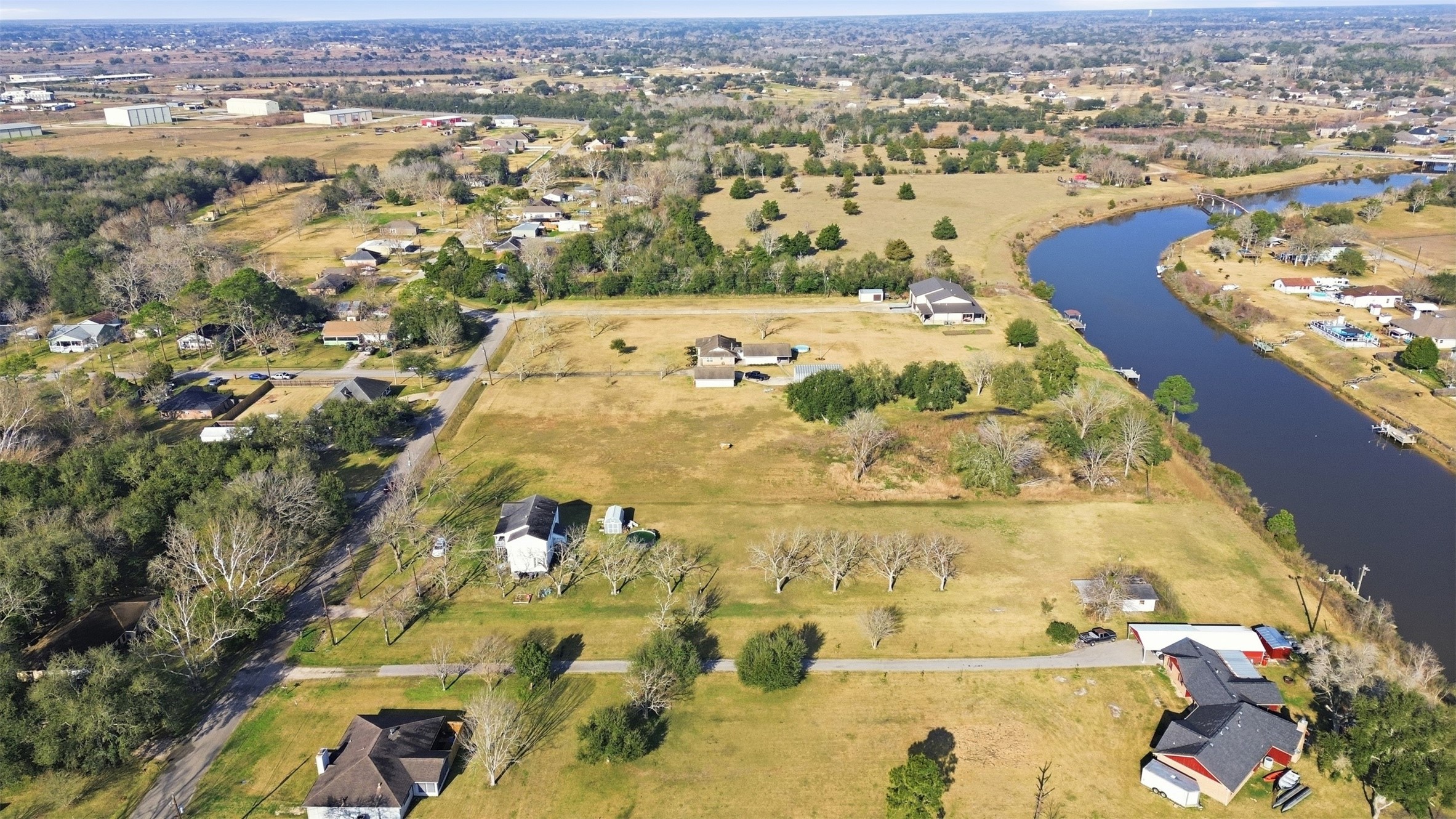 overhead view of land and how far apart the neighbors are