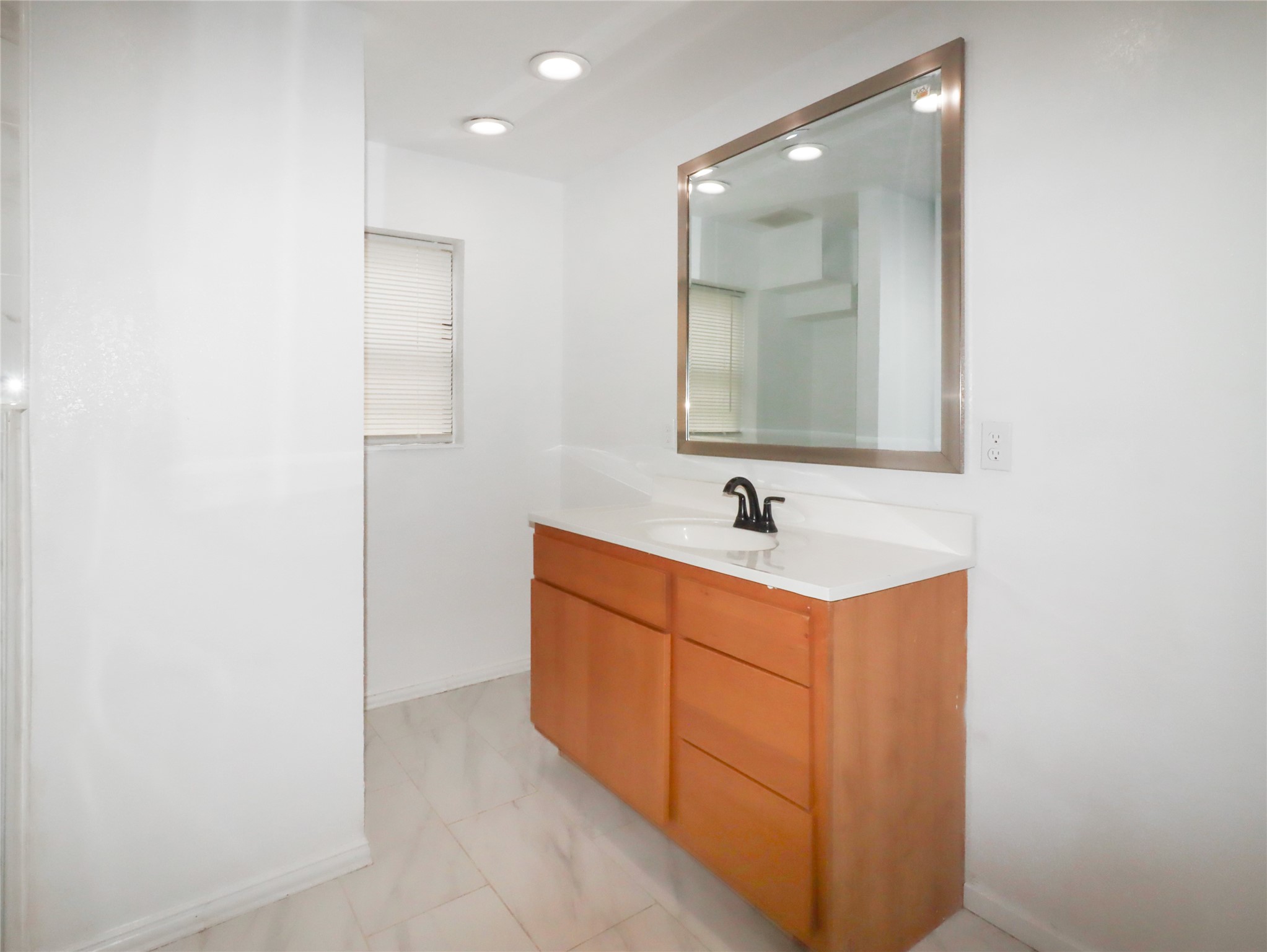 176 Barracuda Street, #B, Bayou Vista, TX 77563