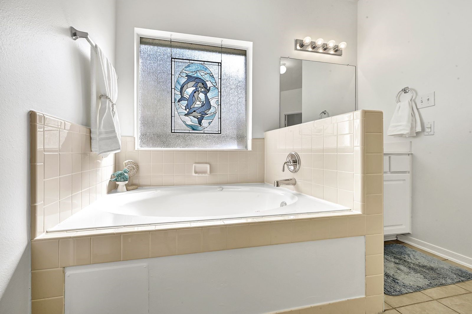 Primary en-siute with a seperate shower and tub