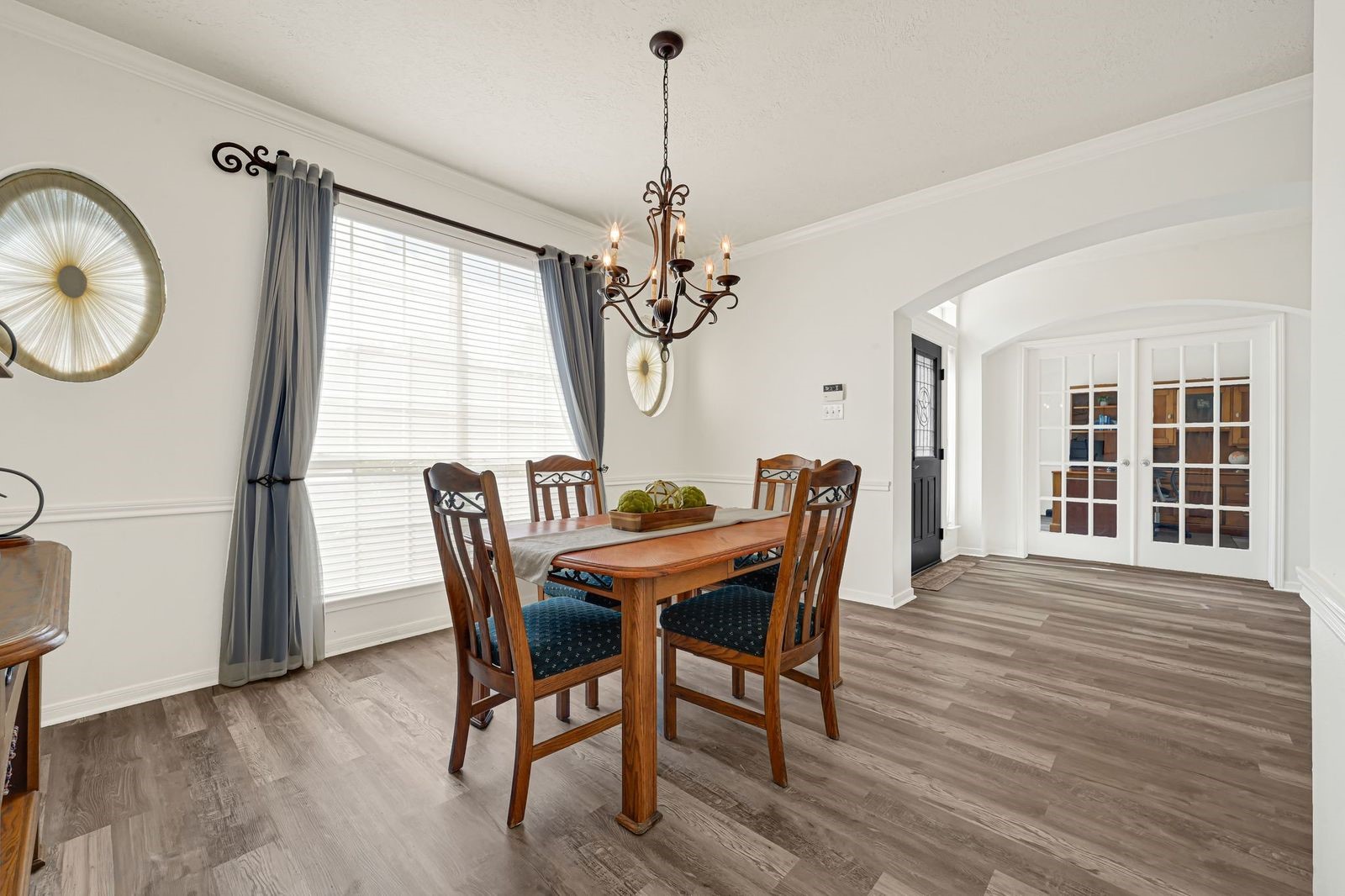 Formal dining with seating for 10