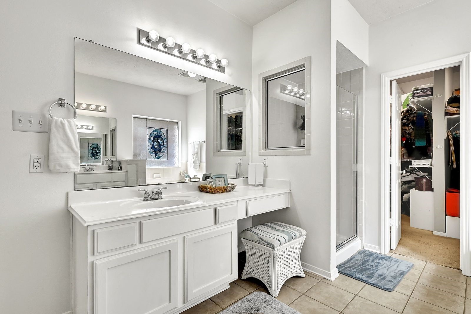 Large Primary en-suite bathroom