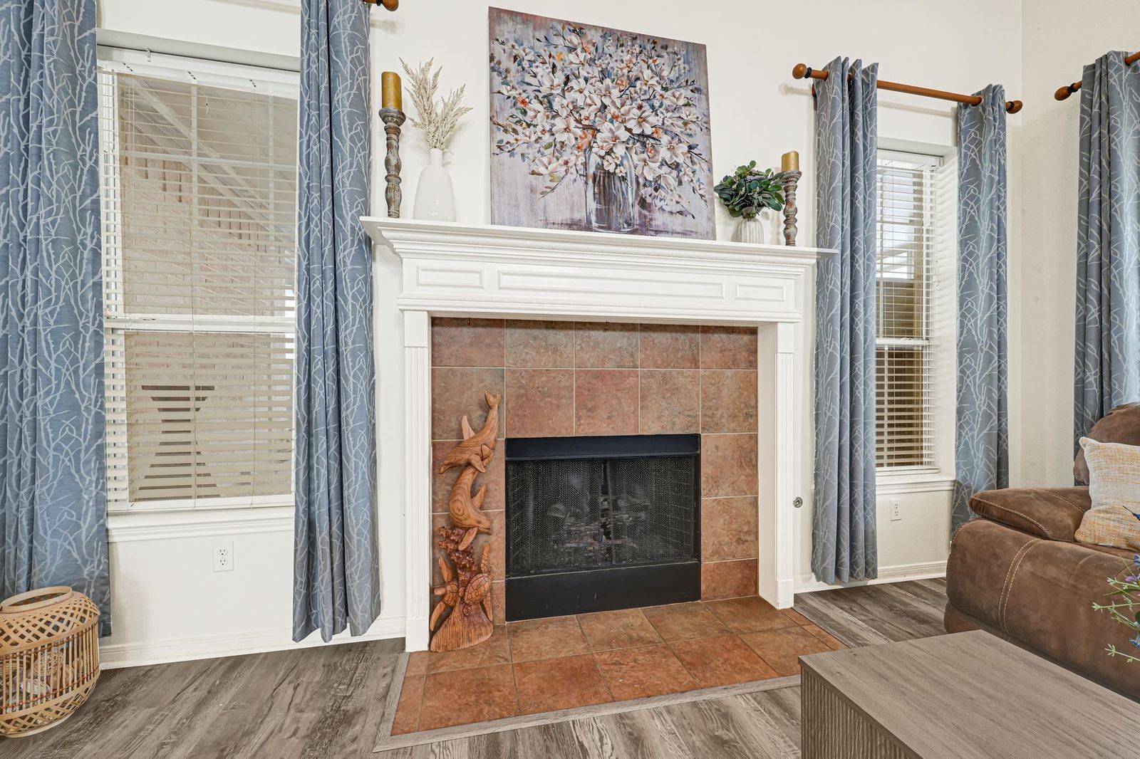 Gas log fireplace