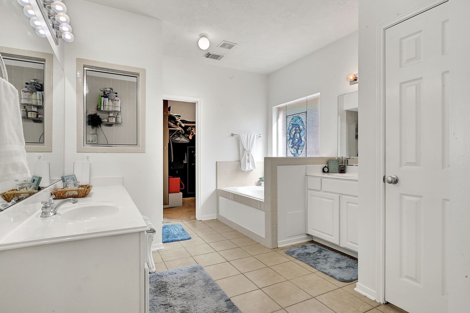 Primary with dual vanity's